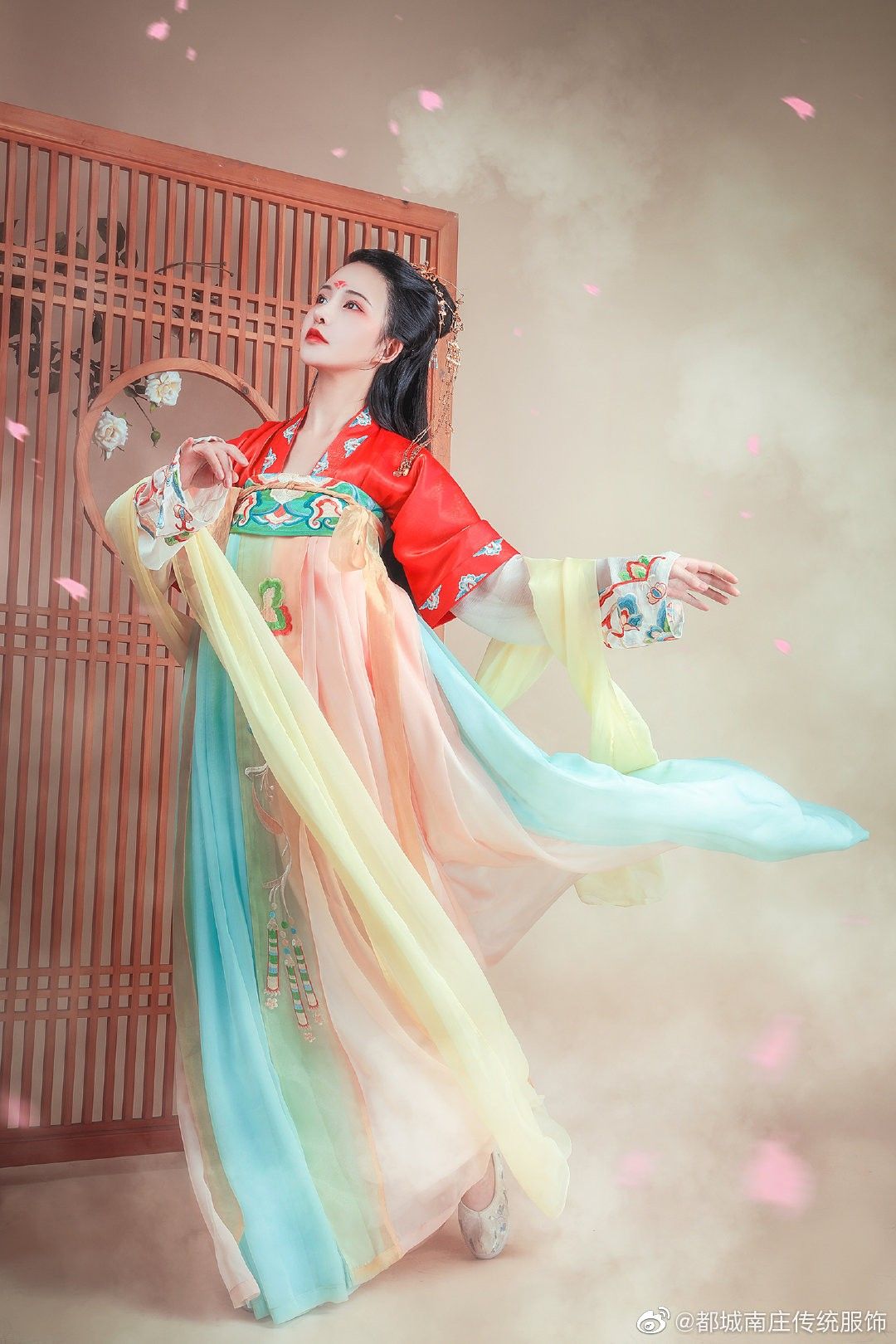 Little Girl in a Traditional Hanfu Short-sleeved Top Little Girl in a Traditional Hanfu Short-sleeved Top