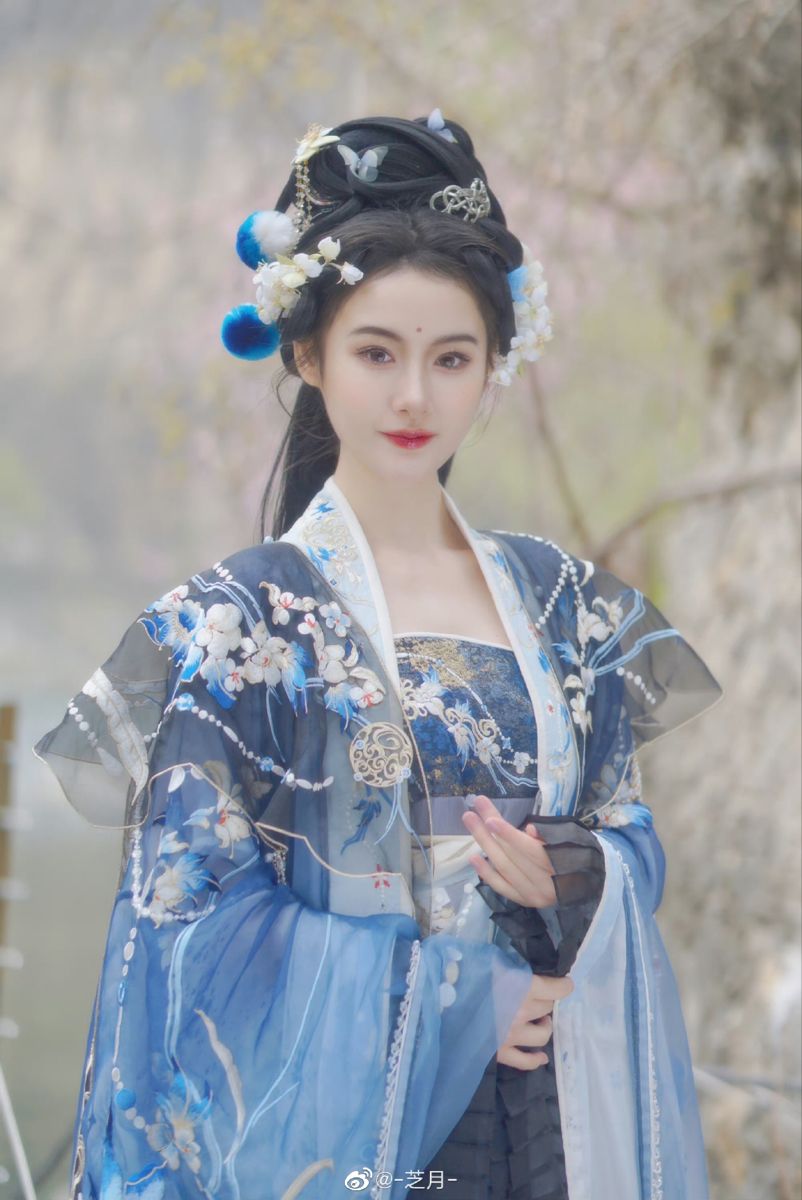 The Red Wish of the Dragon Mother in Hanfu Fashion The Red Wish of the Dragon Mother in Hanfu Fashion