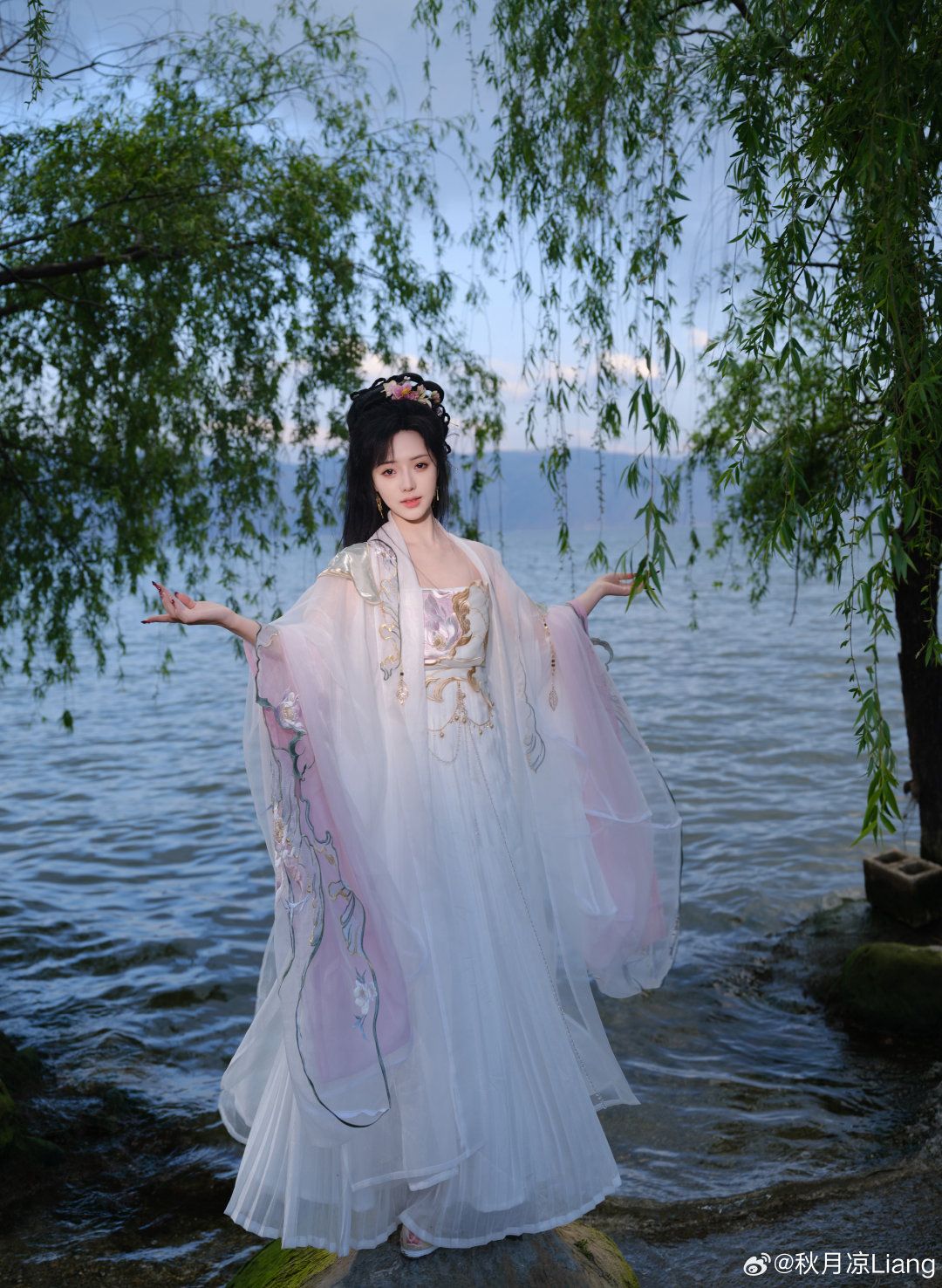 Balabala:The Rise of Traditional Chinese Fashion in Girls Hanfu with National Style Balabala:The Rise of Traditional Chinese Fashion in Girls Hanfu with National Style