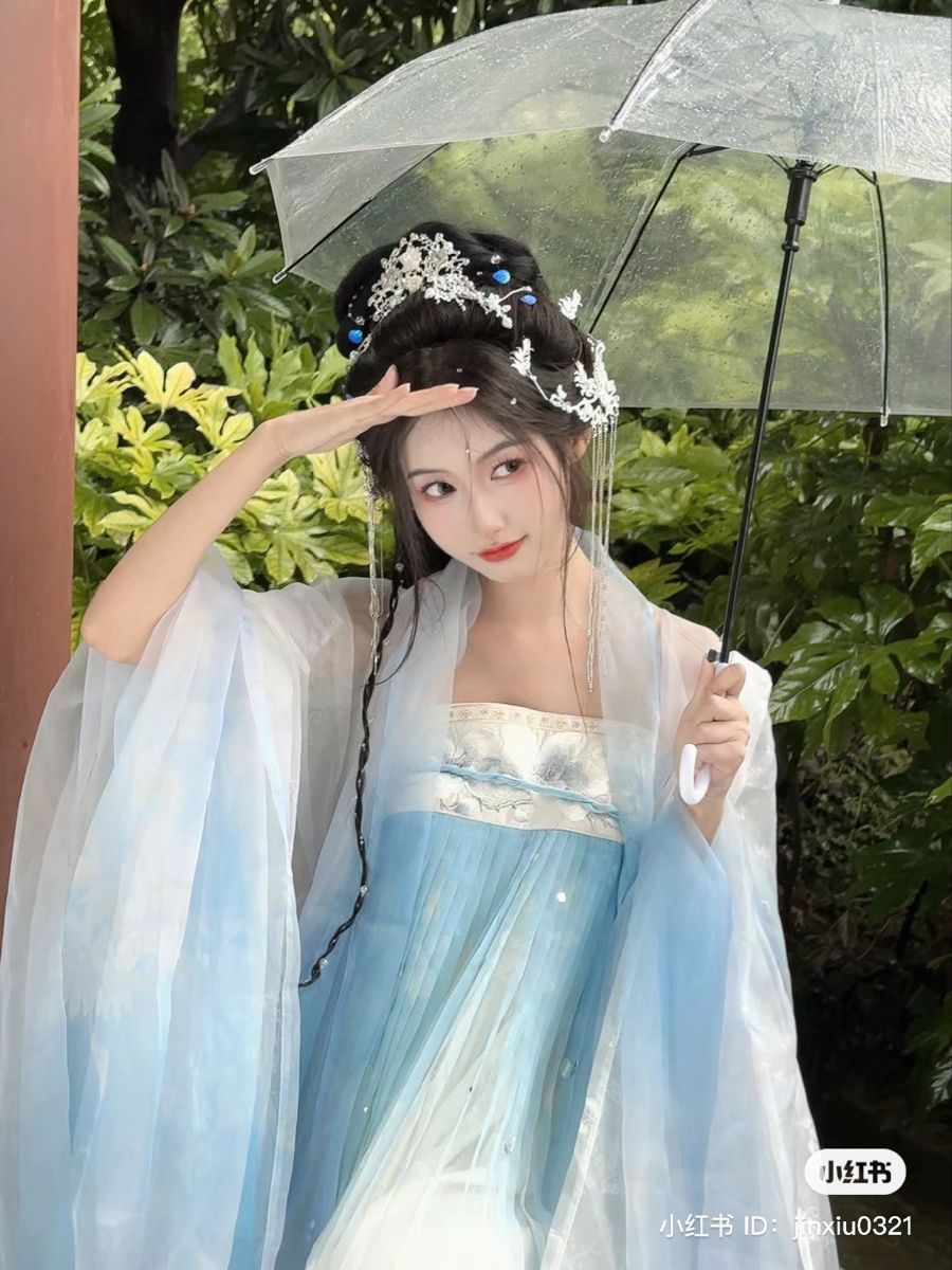 The Splendor of a Girls Red Hanfu Embroidered Shoes The Splendor of a Girls Red Hanfu Embroidered Shoes
