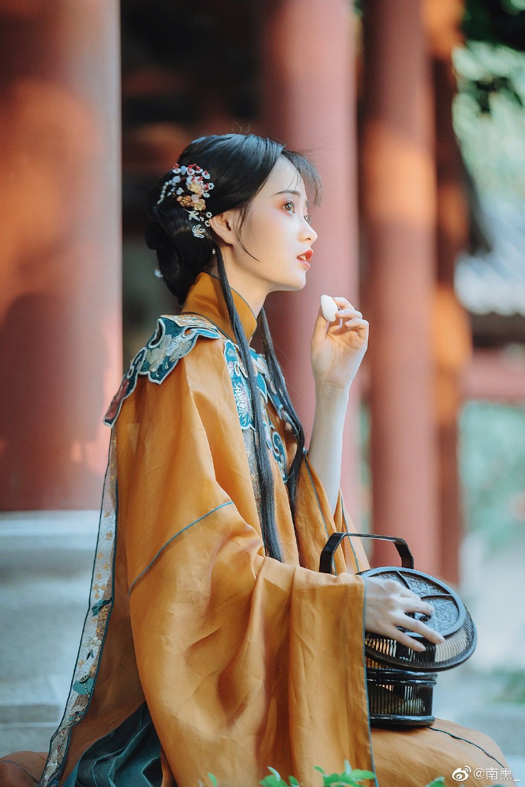 The Charm of Cheongsams Hidden Delight:The Embroidery of the Yajin Pendant The Charm of Cheongsams Hidden Delight:The Embroidery of the Yajin Pendant