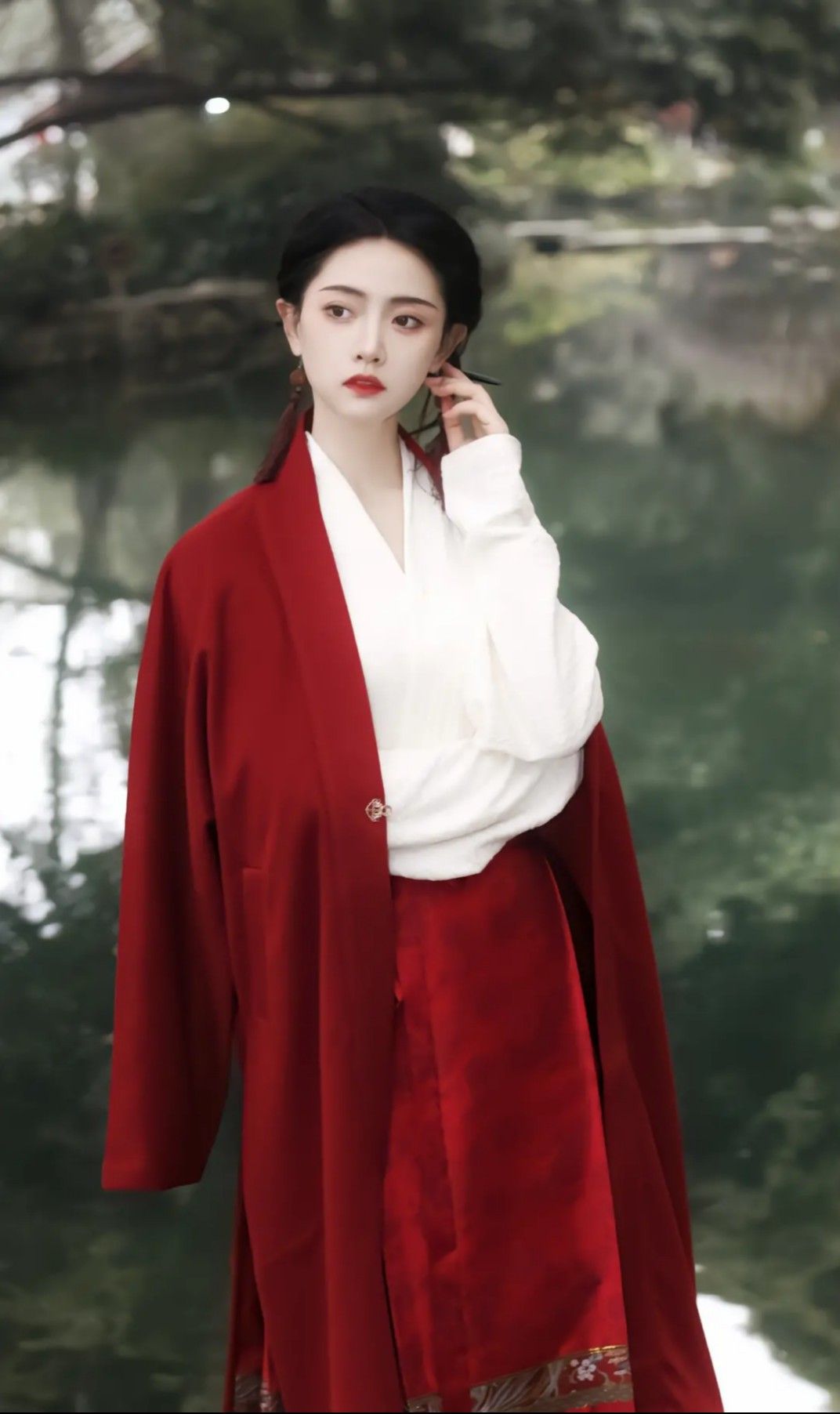Traditional Silk Cheongsam:A Closer Look at Its Mid-Length Style Traditional Silk Cheongsam:A Closer Look at Its Mid-Length Style