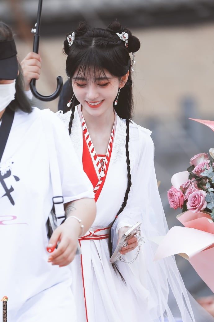 The Enchantment of Cultural Comfort:The Rise of Traditional Chinese Hanfu Sleepwear
