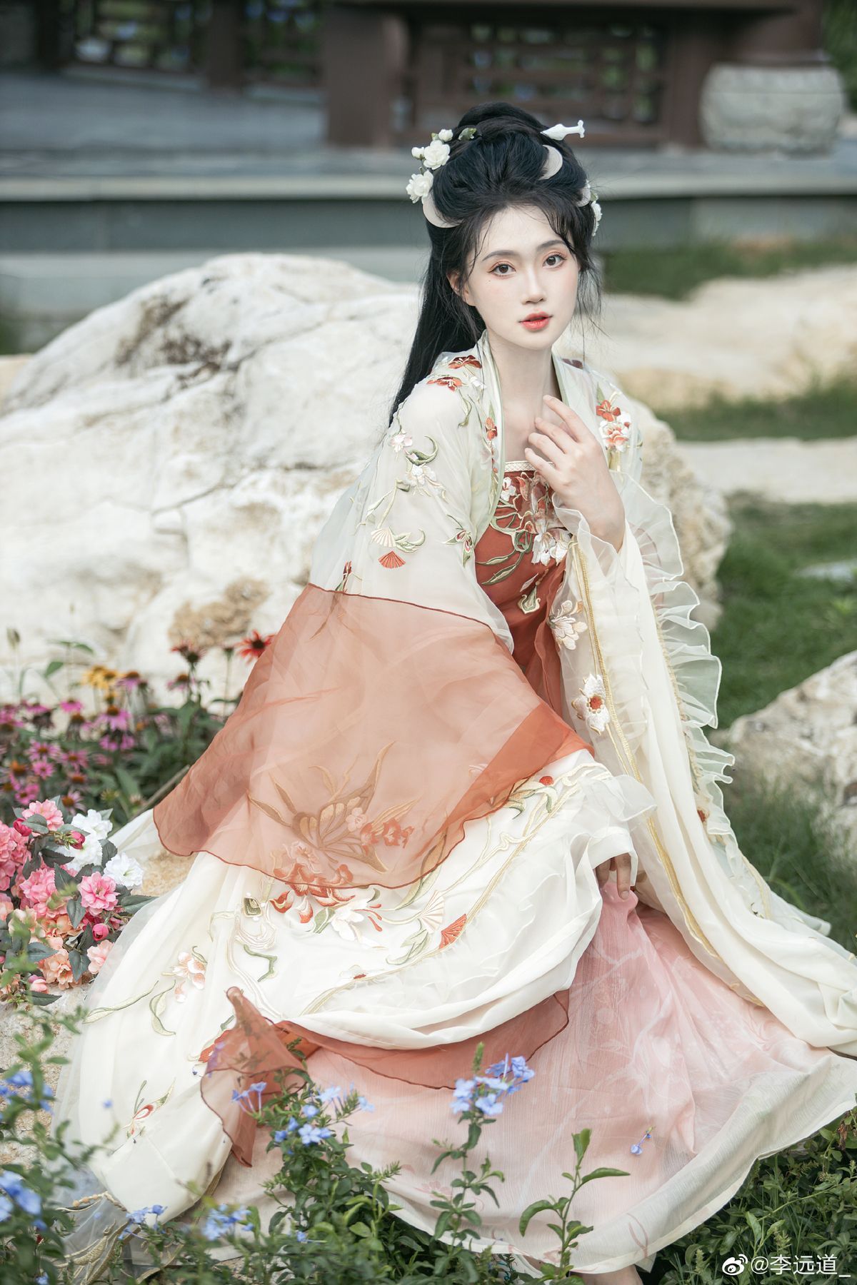 The Elegance of a Black-Lined Horseface Skirt The Elegance of a Black-Lined Horseface Skirt