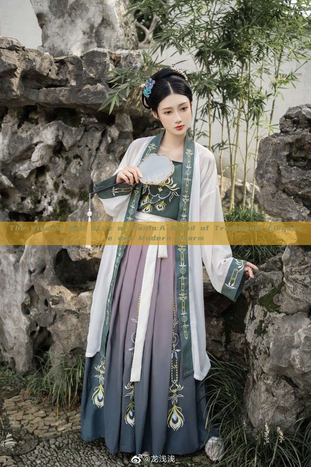 The Vibrant Red Skirt of Hanfu:A Blend of Traditional Elegance and Modern Charm