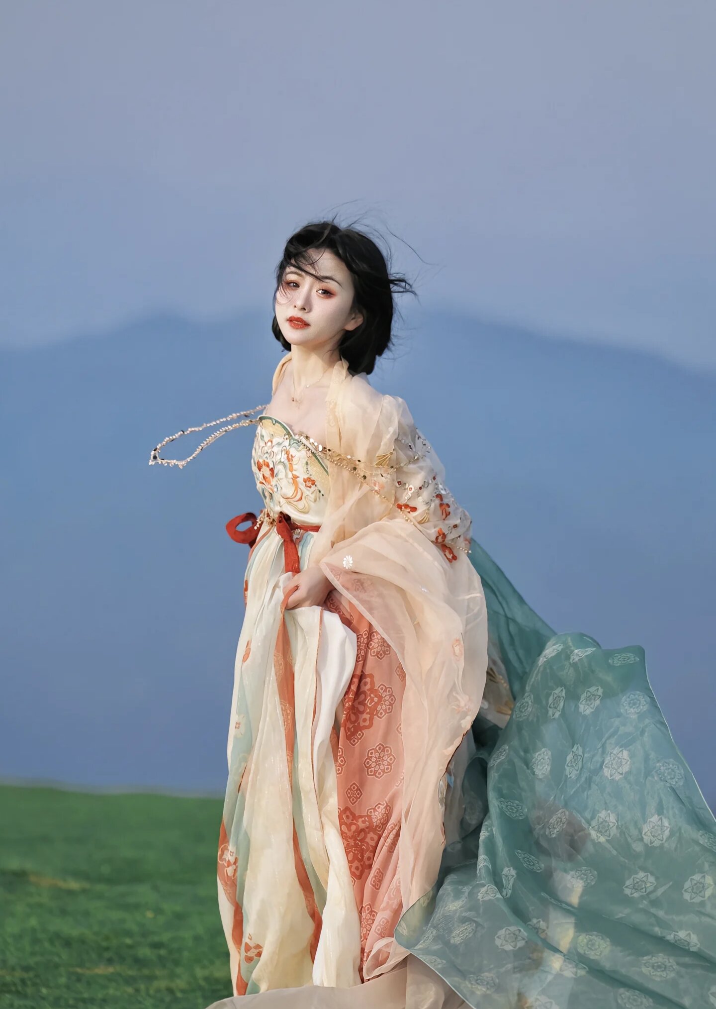 The Short-neck Cheongsam:A Traditional Chinese Outfits Unique Evolution The Short-neck Cheongsam:A Traditional Chinese Outfits Unique Evolution