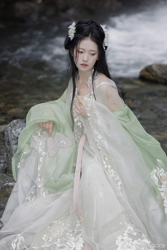 A Summer Ode to Cheongsam Elegance:The Qipao in its Bloom A Summer Ode to Cheongsam Elegance:The Qipao in its Bloom