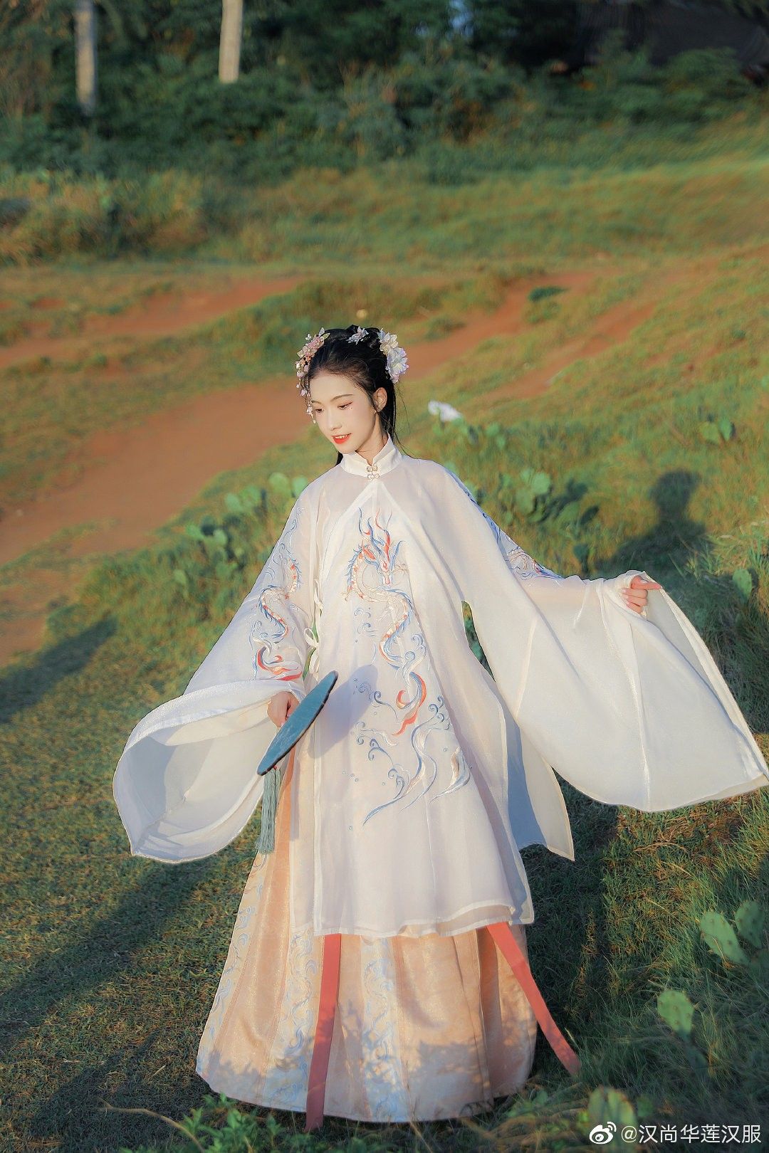 White Blouse and Horseface Skirt with Short Arms:A Fashionable Fusion White Blouse and Horseface Skirt with Short Arms:A Fashionable Fusion