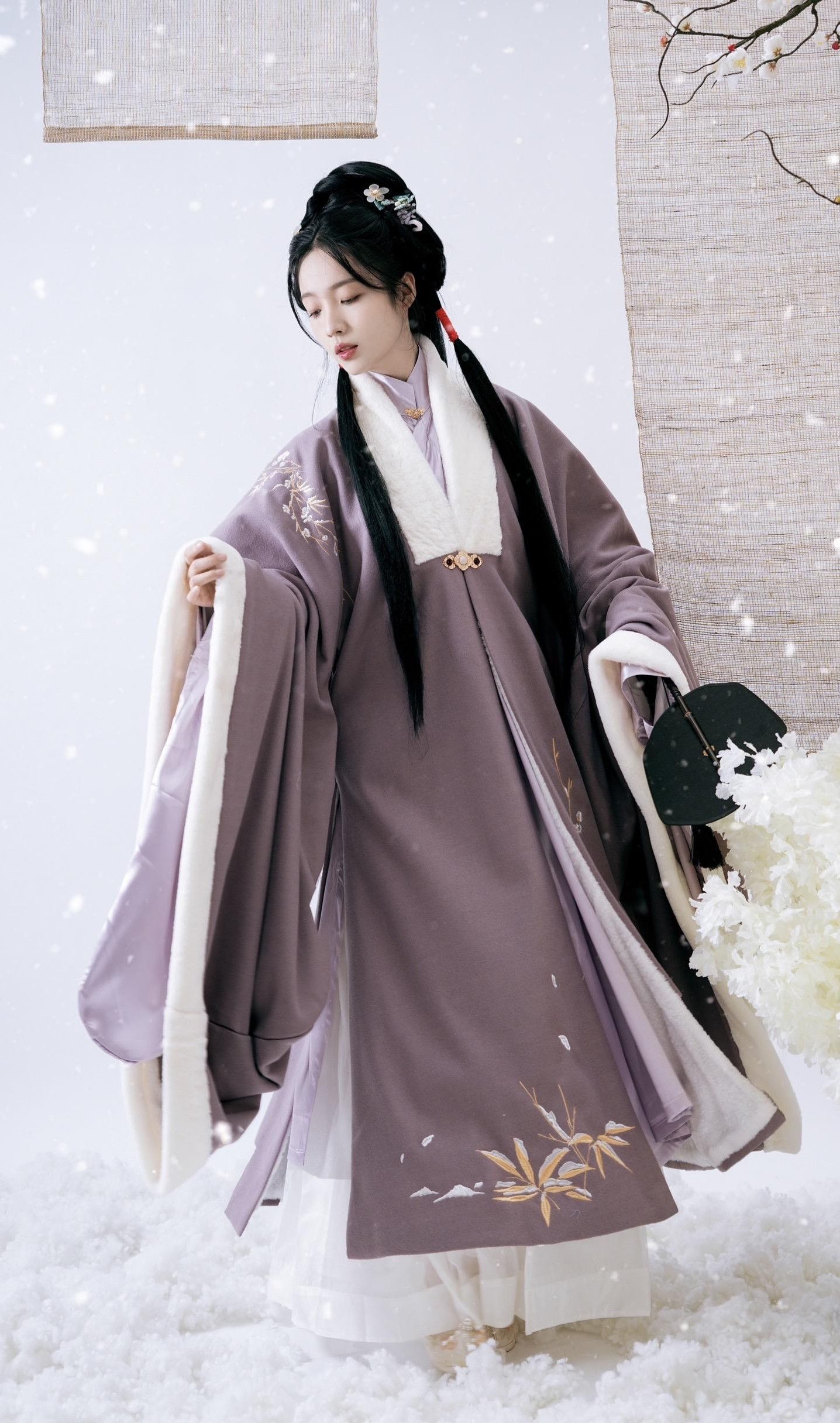 The Allure of the Flowing Tail of Traditional Hanfu Robes The Allure of the Flowing Tail of Traditional Hanfu Robes