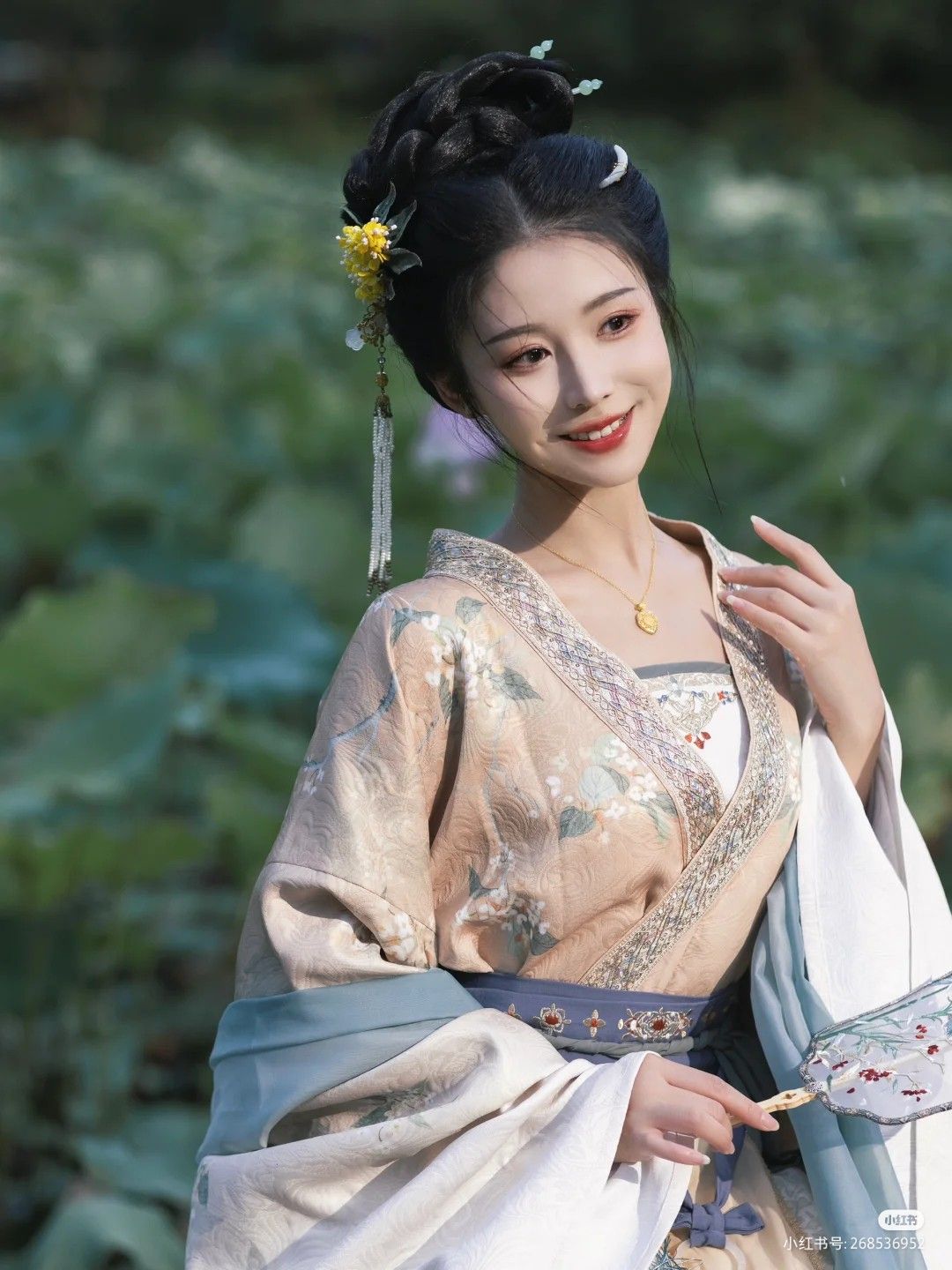 Divine Maiden in Traditional Chinese Attire:The Fusion of Japanese Aesthetics and Hanfu Fashion Divine Maiden in Traditional Chinese Attire:The Fusion of Japanese Aesthetics and Hanfu Fashion