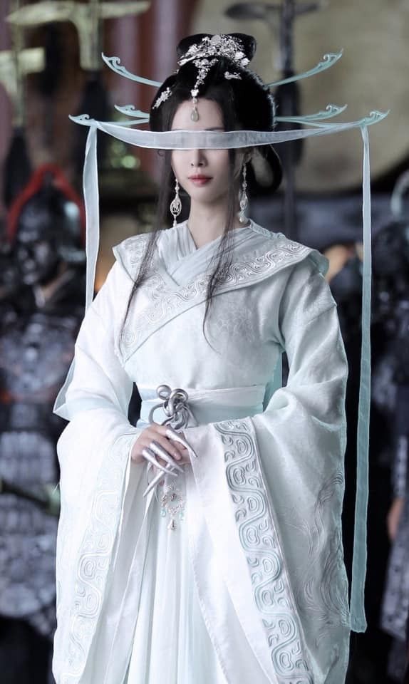 Splendor in the Court:The Revival of Hanfu Han Chinese Traditional Clothing) Splendor in the Court:The Revival of Hanfu Han Chinese Traditional Clothing)