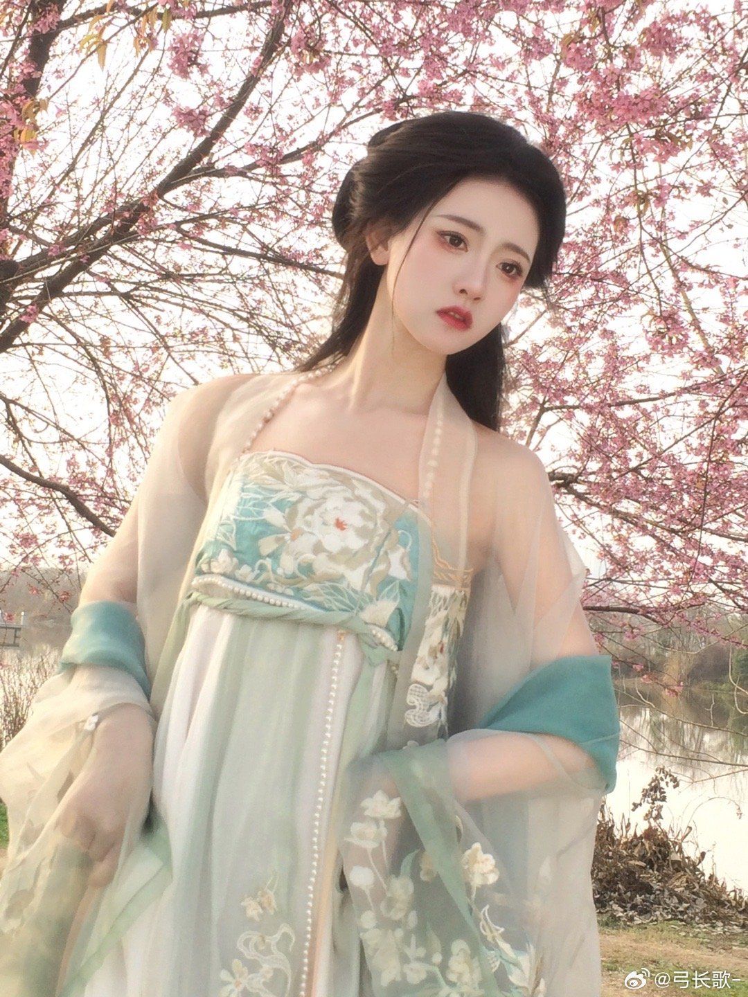 The Red Belt of a Horseface Skirt:A Cultural Emblem of Traditional Chinese Clothing The Red Belt of a Horseface Skirt:A Cultural Emblem of Traditional Chinese Clothing