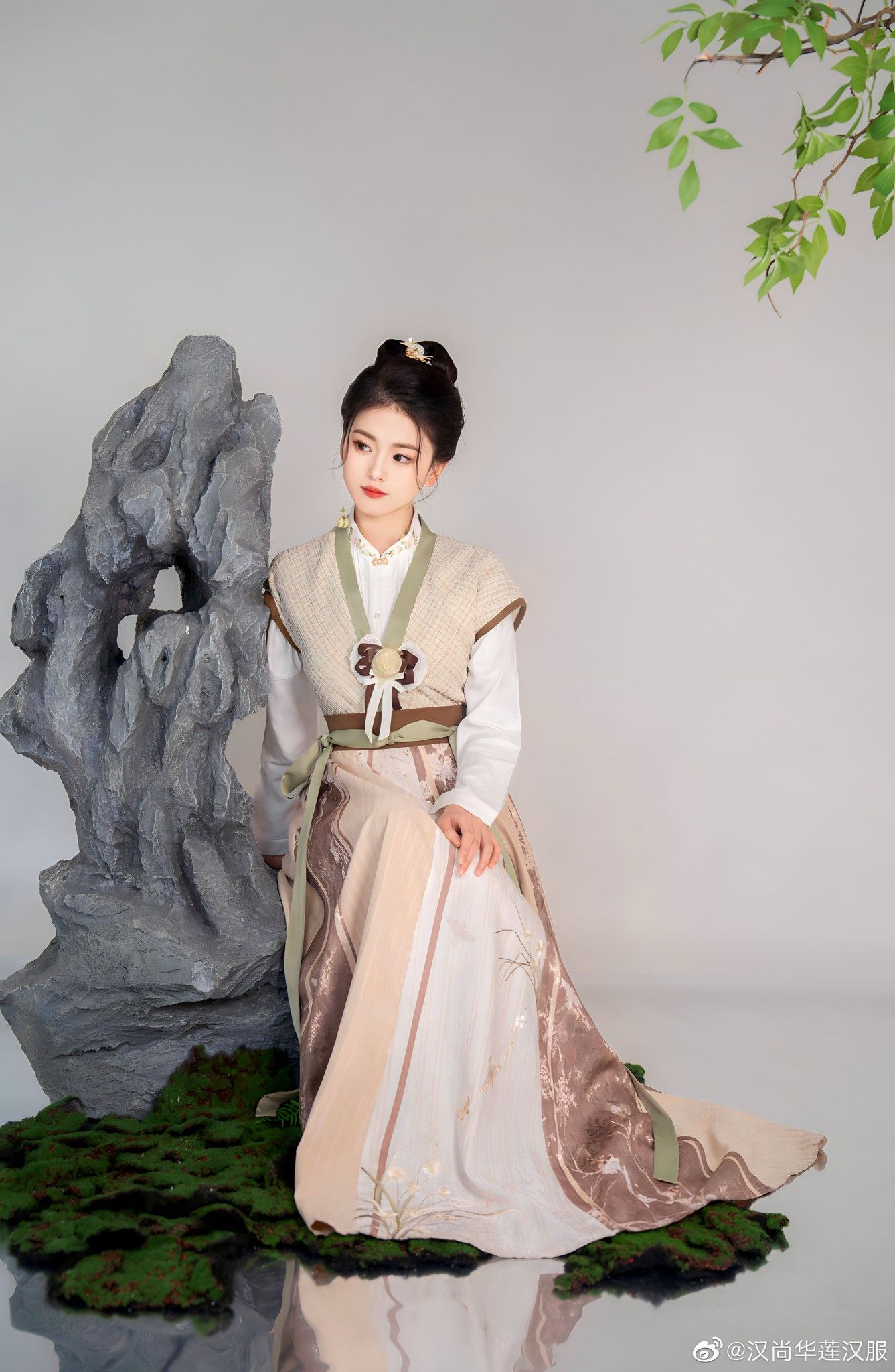 Pavilion Skirt with Horseface Design:The New Autumn-Winter 2023 Trend Pavilion Skirt with Horseface Design:The New Autumn-Winter 2023 Trend