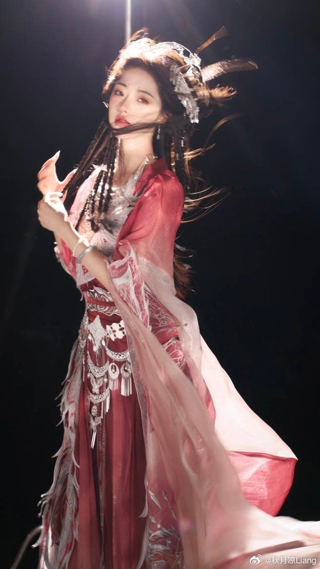 The Elegance of Long-Styled Chinese Cheongsam for Women with Medium-Length Sleeves The Elegance of Long-Styled Chinese Cheongsam for Women with Medium-Length Sleeves