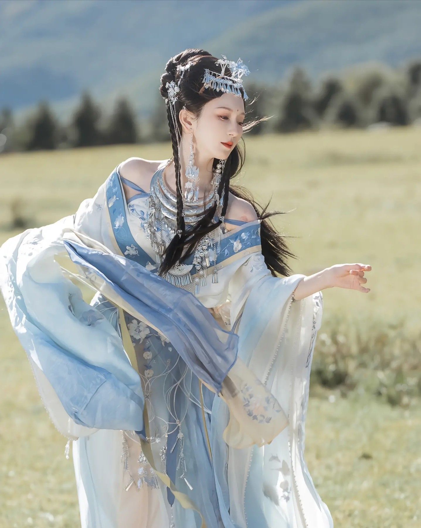 The Rise of Cultural Warmth:A Thickened Hanfu外套 for Modern Times The Rise of Cultural Warmth:A Thickened Hanfu外套 for Modern Times