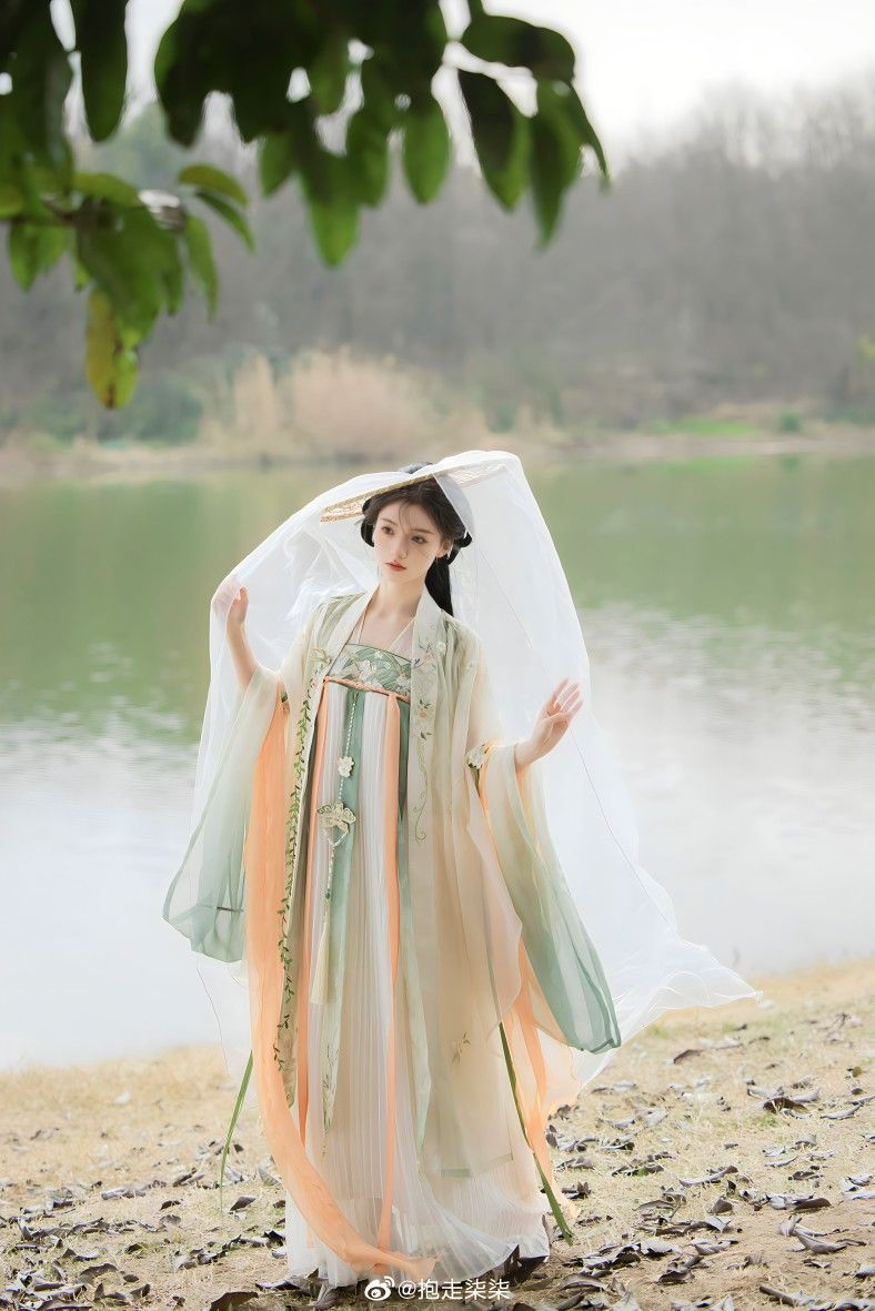 The 16-Year-Old Hanfu Girl:Embracing Traditional Elegance in Modern Times The 16-Year-Old Hanfu Girl:Embracing Traditional Elegance in Modern Times