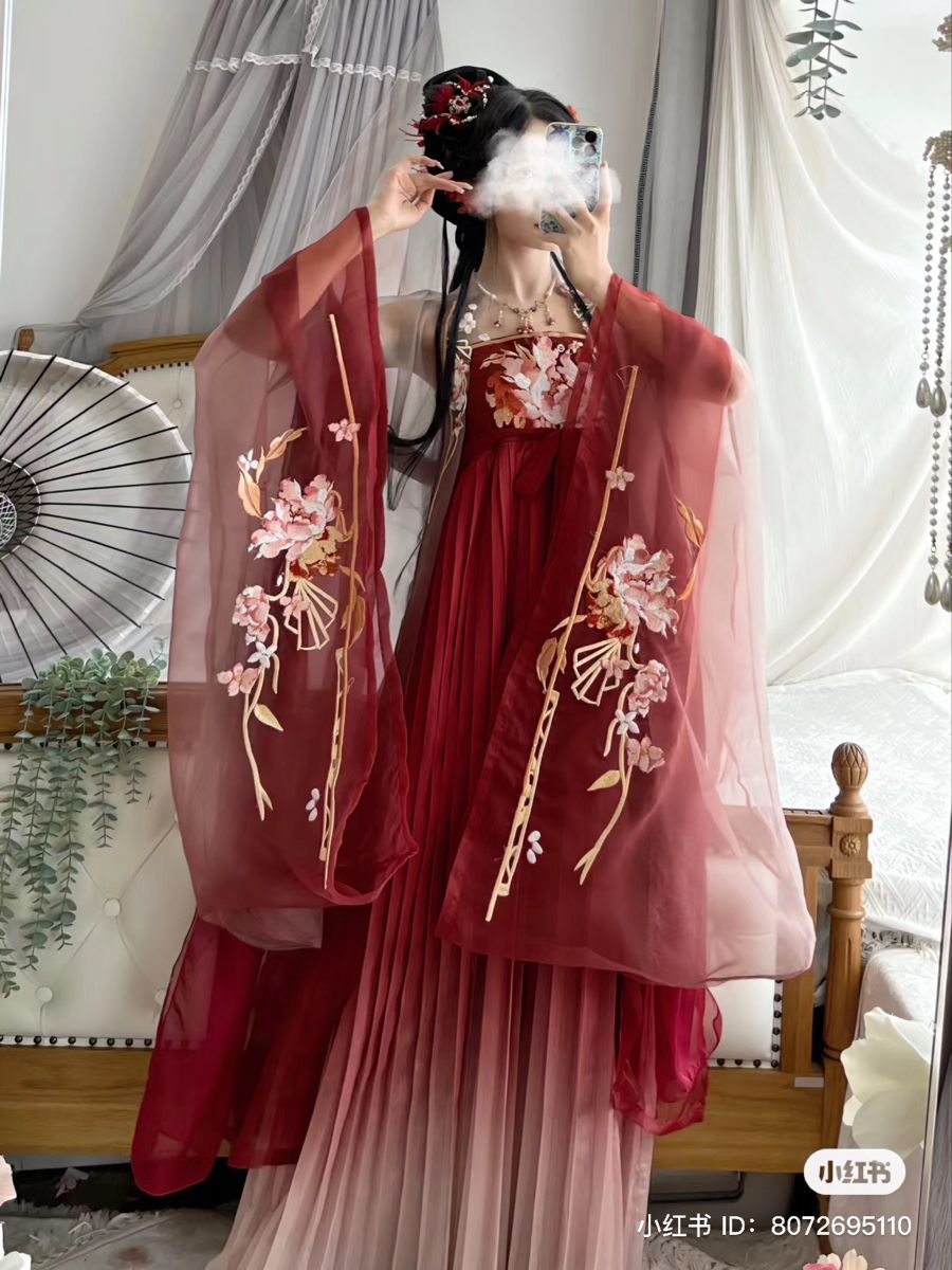 The Splendid Beauty of Pibo in Hanfu:A Journey into Traditional Chinese Clothing