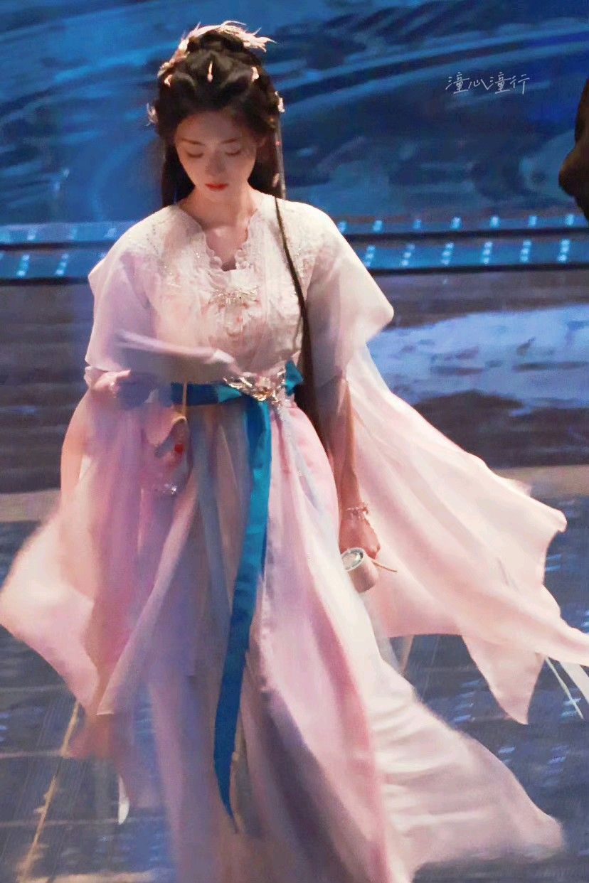 The Splendor of Traditional Hanfu Wedding Gowns:A Focus on the Hair Crown