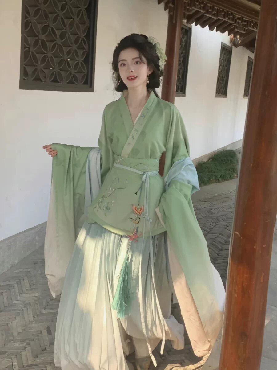 Summer Elegance of Hanfu Girls:The Splendor of Large-袖衫 in the Summer Heat Summer Elegance of Hanfu Girls:The Splendor of Large-袖衫 in the Summer Heat
