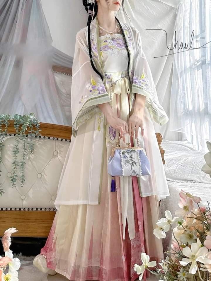 Embracing a New Era of Fashion:The Allure of Modern Mid-Length Cheongsam Embracing a New Era of Fashion:The Allure of Modern Mid-Length Cheongsam