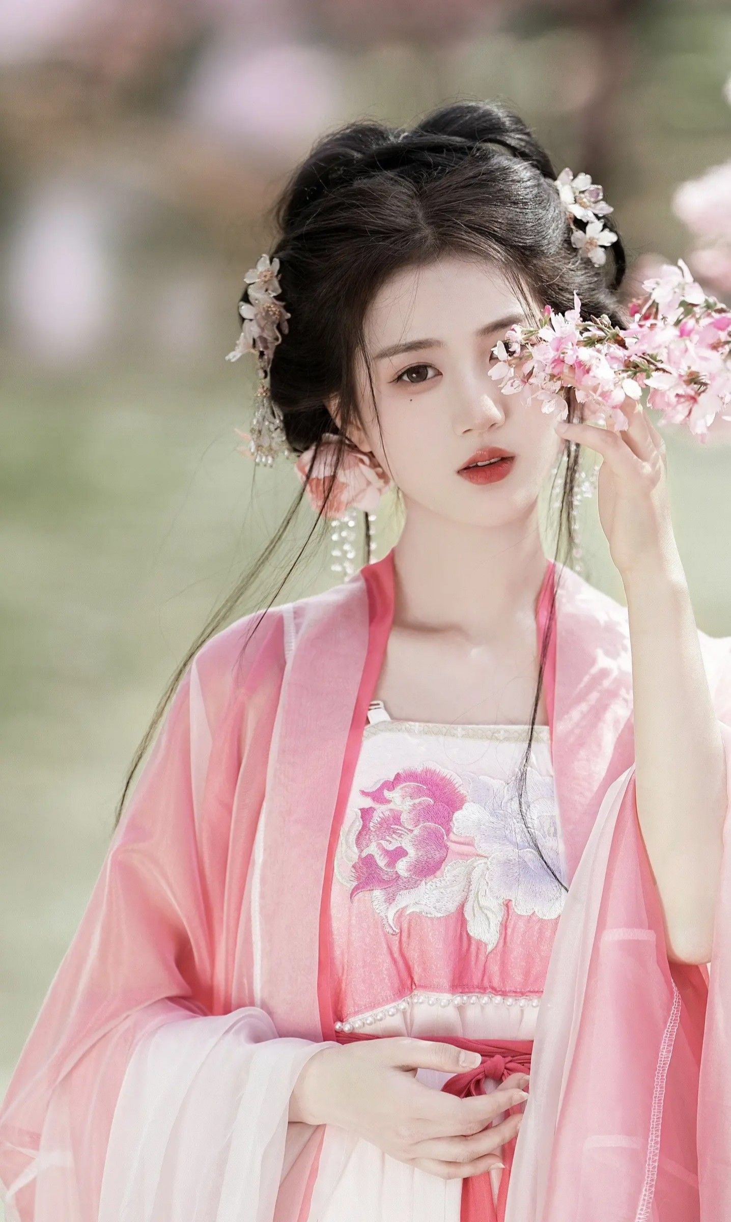 The Elegance of Black Shoes with Qipao:A Fashionable Fusion The Elegance of Black Shoes with Qipao:A Fashionable Fusion