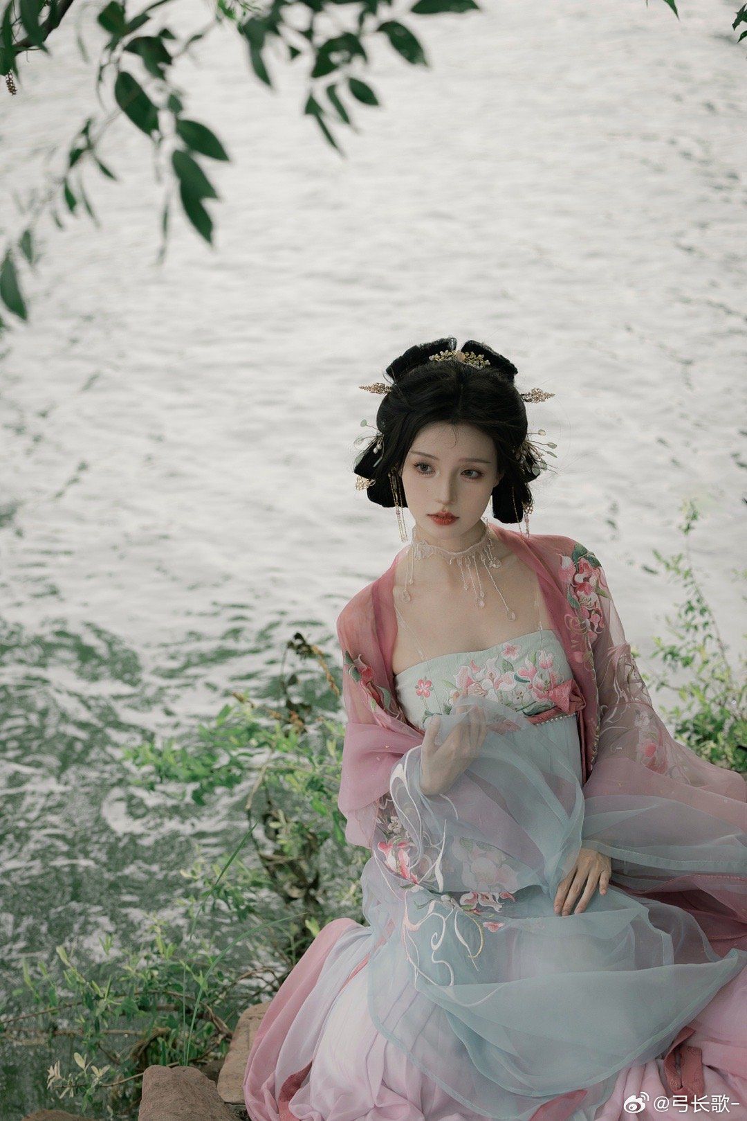 Enjoying the Serene Joy of Hanfu:Quality Traditional Chinese Clothing at an Affordable Price