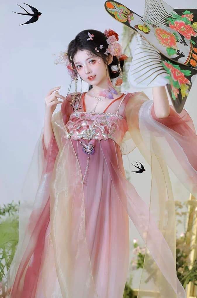 Dragon Meeting:The Journey of Yu Long with the Splendid Hanfu Style of Zhu Xudan Dragon Meeting:The Journey of Yu Long with the Splendid Hanfu Style of Zhu Xudan