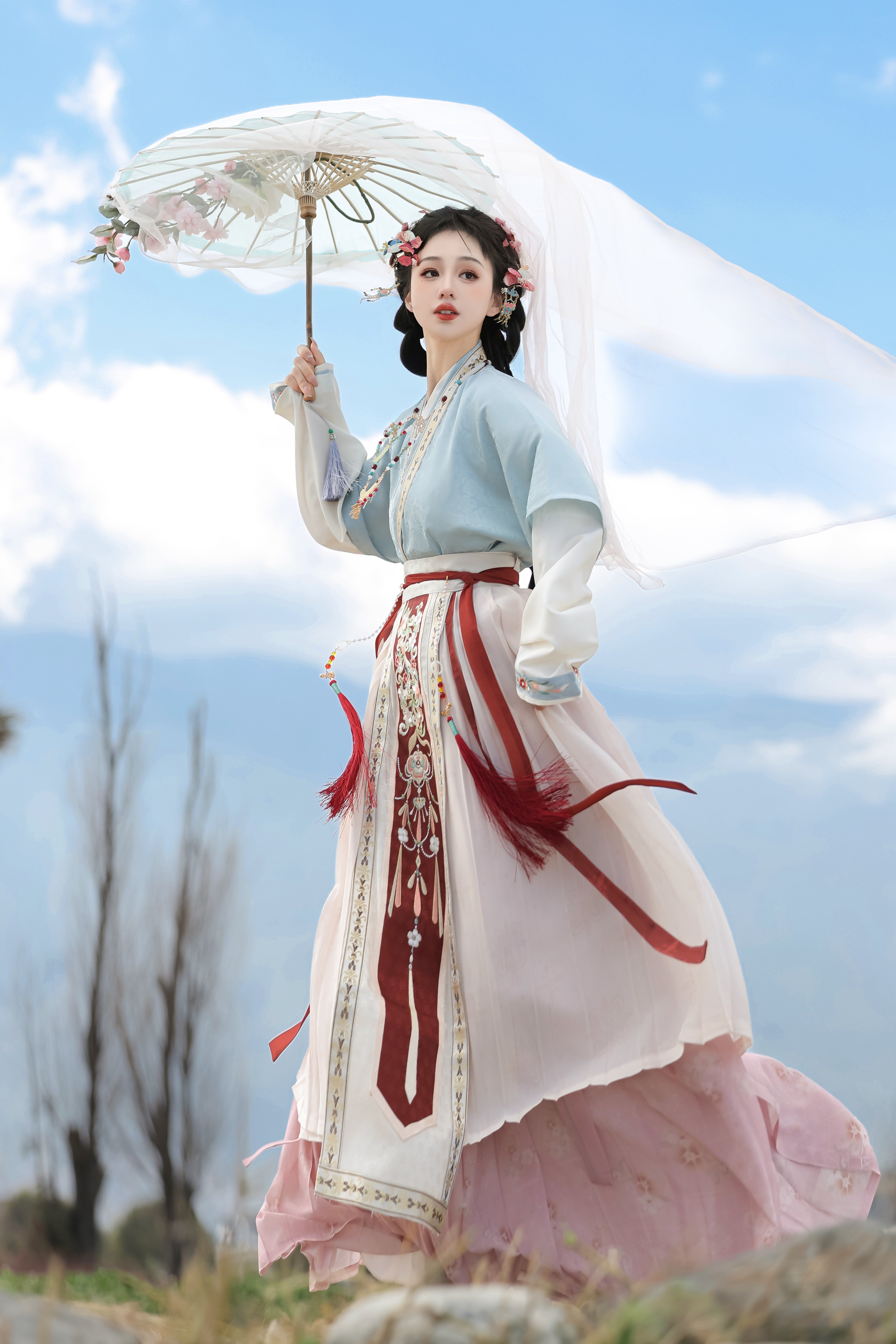 The Enchanting Beauty of Ancient Hanfu Fans:A Journey Through Time The Enchanting Beauty of Ancient Hanfu Fans:A Journey Through Time
