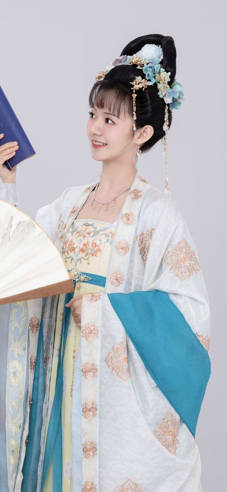 Styling a Top to Match the Elegance of a Horse-faced Skirt Styling a Top to Match the Elegance of a Horse-faced Skirt