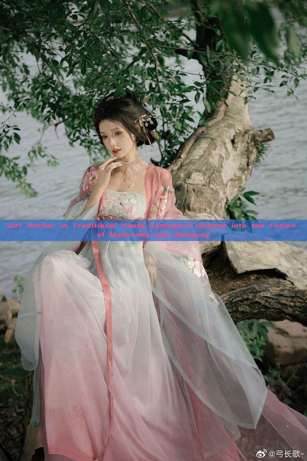 Girl Anchor in Traditional Hanfu Costume:A Glimpse into the Fusion of Modernity and Antiquity