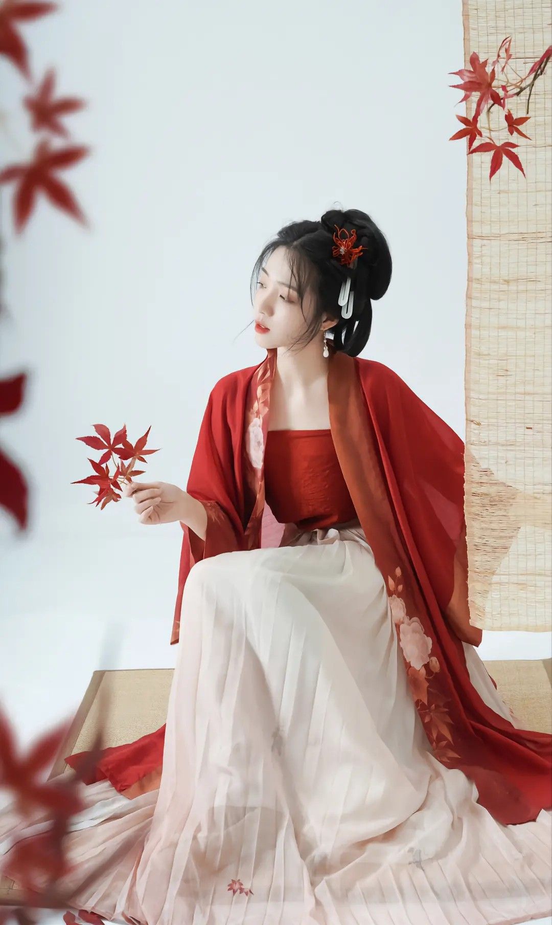 Encountering the Dragon:The Charm of Hanfu,a Traditional Chinese Costume Encountering the Dragon:The Charm of Hanfu,a Traditional Chinese Costume