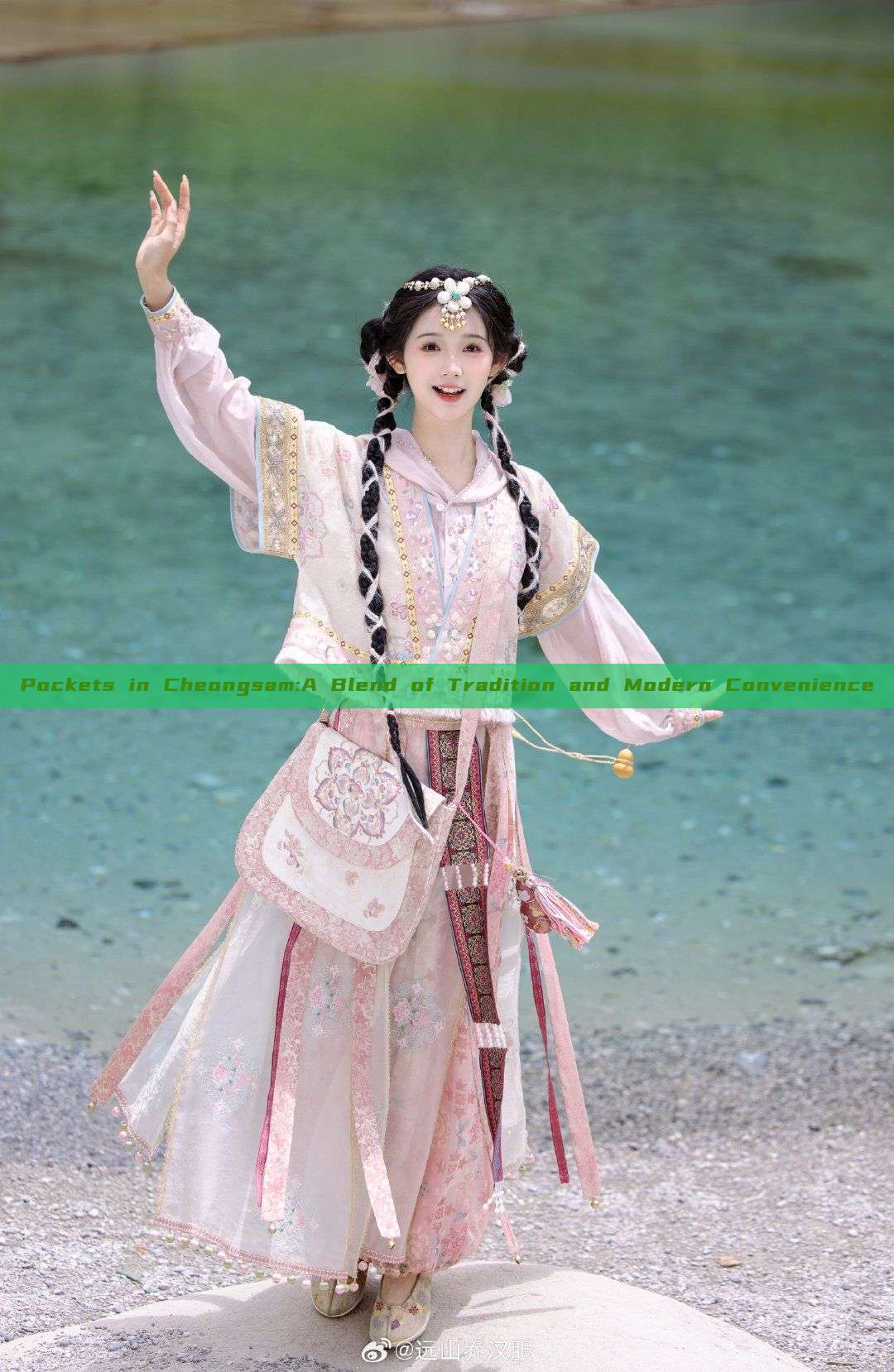 Pockets in Cheongsam:A Blend of Tradition and Modern Convenience