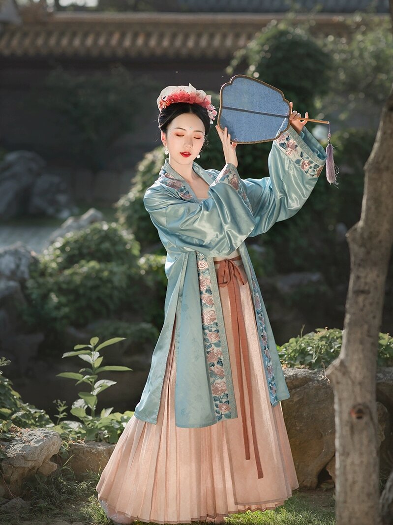 Quipao Elegance:A 10-Year-Old Girls Cheongsam Journey Quipao Elegance:A 10-Year-Old Girls Cheongsam Journey