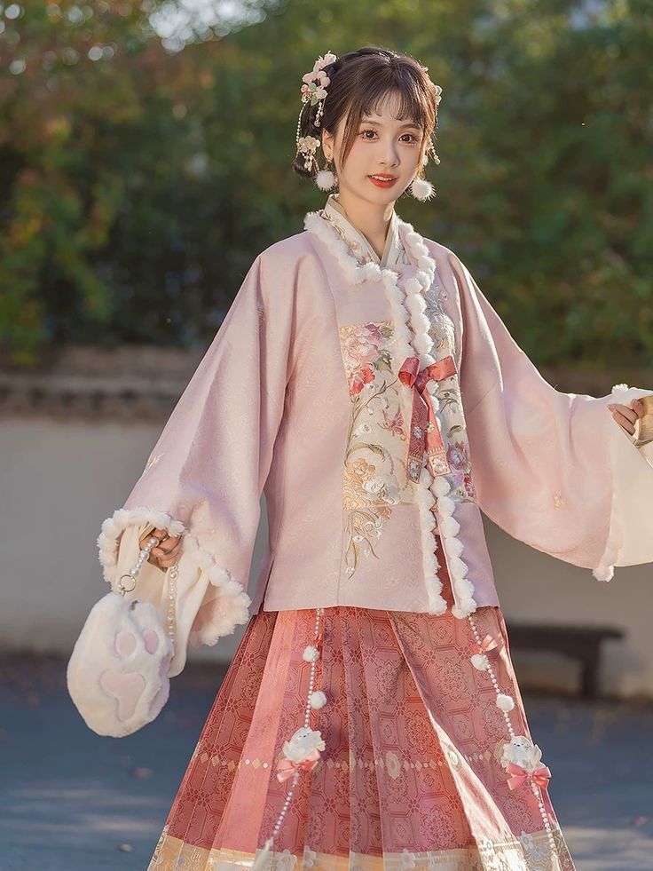The Revival of Hanfu Fashion:A Close Look at Short-Shirt Styles The Revival of Hanfu Fashion:A Close Look at Short-Shirt Styles