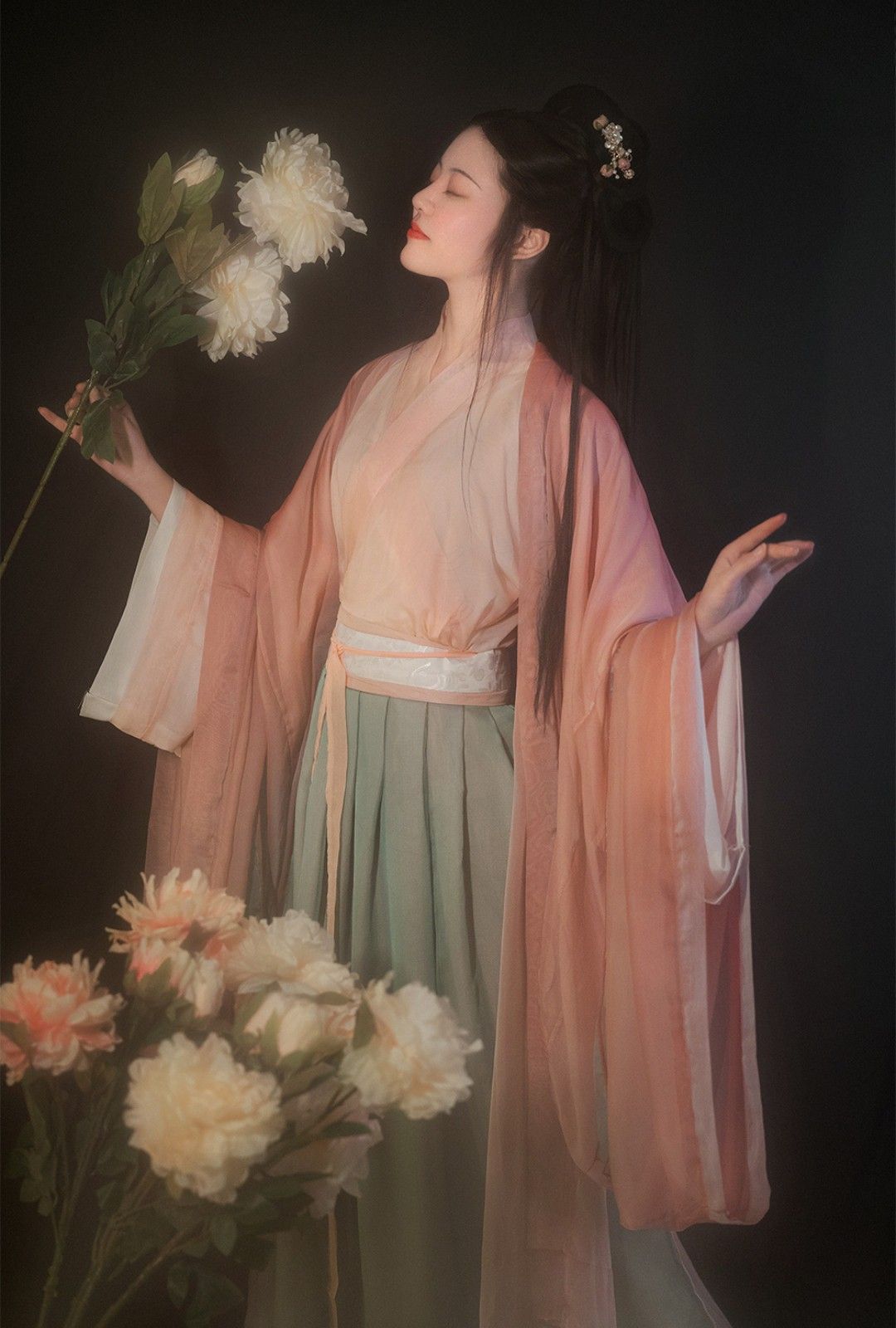 Ethereal Beauty of Tang and Han:Ancient Chinese Fashion and Its Fairy-like Charm Ethereal Beauty of Tang and Han:Ancient Chinese Fashion and Its Fairy-like Charm