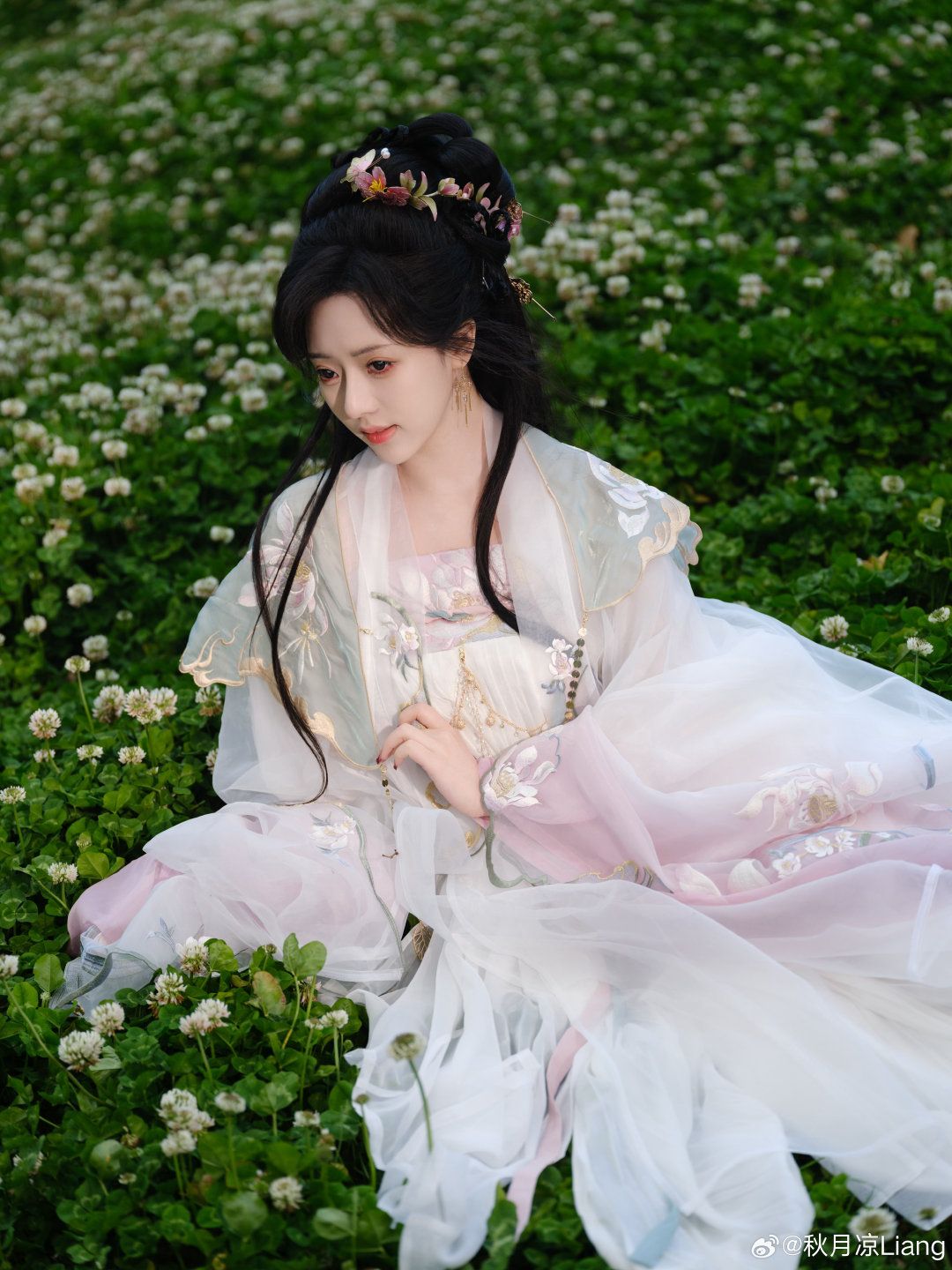 The Rise of Merino Wool in Traditional Chinese Clothing:The Story of Hanfu with a Modern Twist The Rise of Merino Wool in Traditional Chinese Clothing:The Story of Hanfu with a Modern Twist