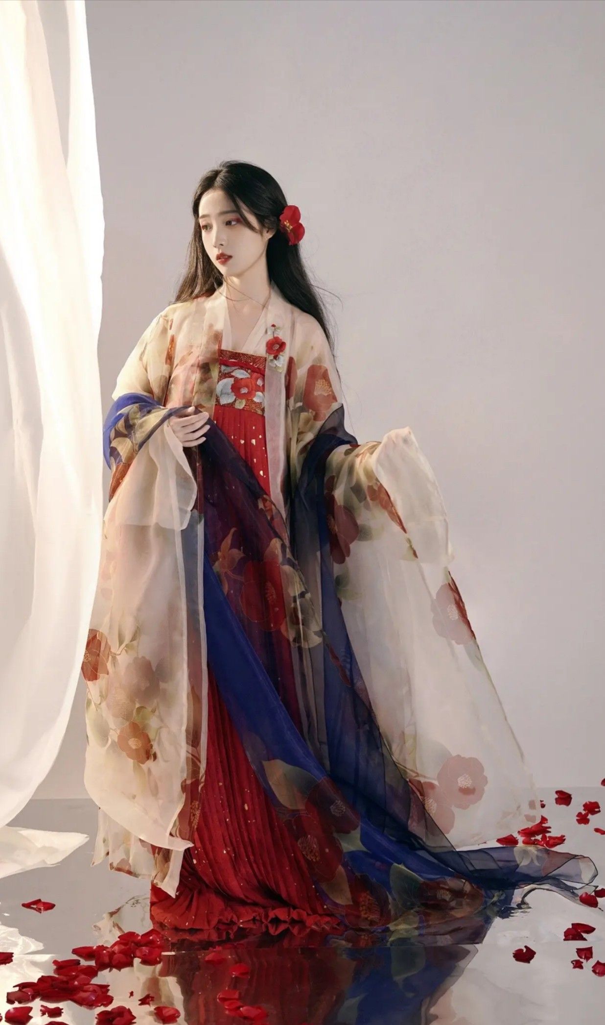 Miao Ethnic Hair Ornamentation and the Revival of Hanfu in the Southern Regions Miao Ethnic Hair Ornamentation and the Revival of Hanfu in the Southern Regions