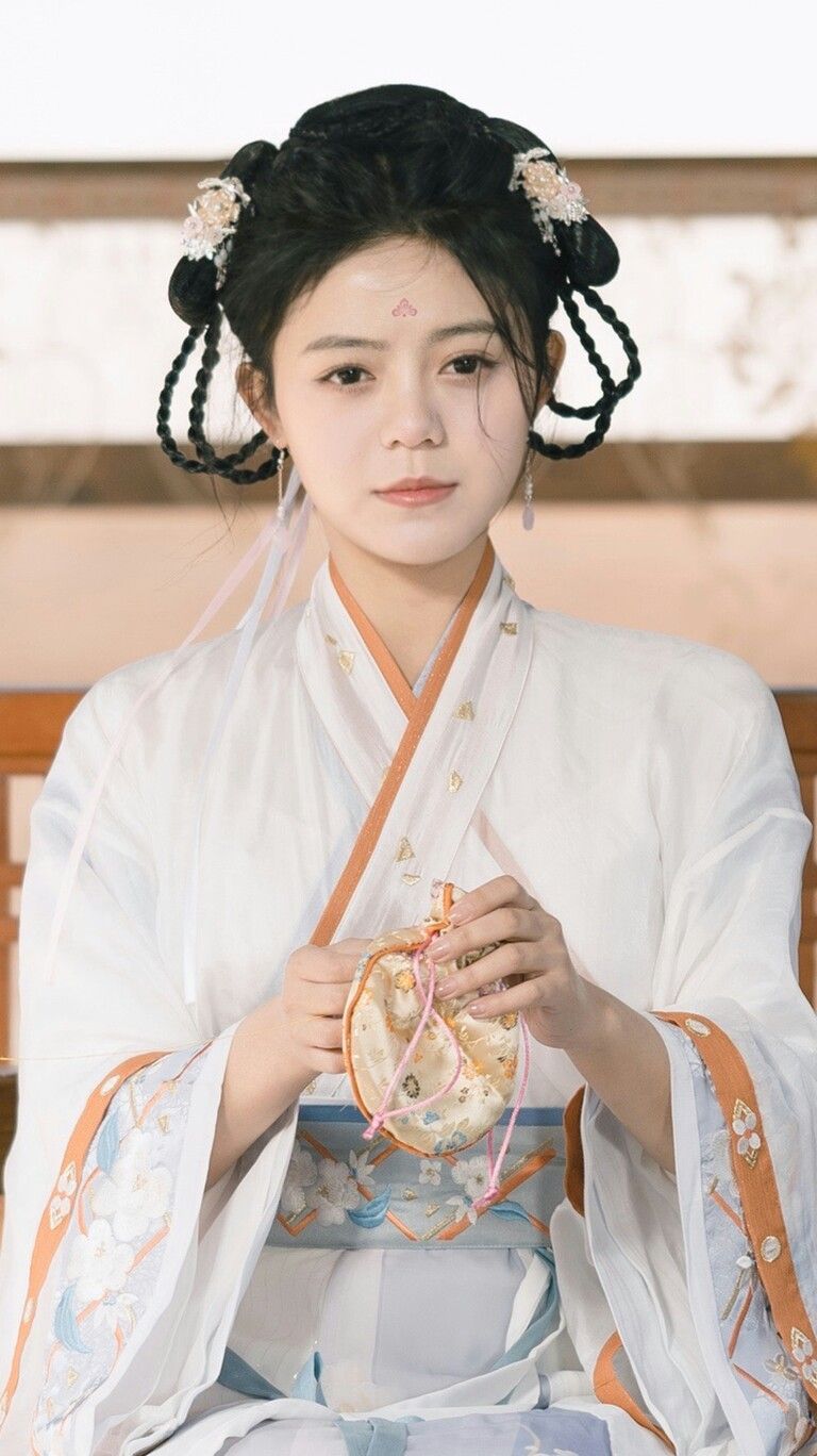 Chinese Traditional Fashion:The Charm of Hanfu for Women