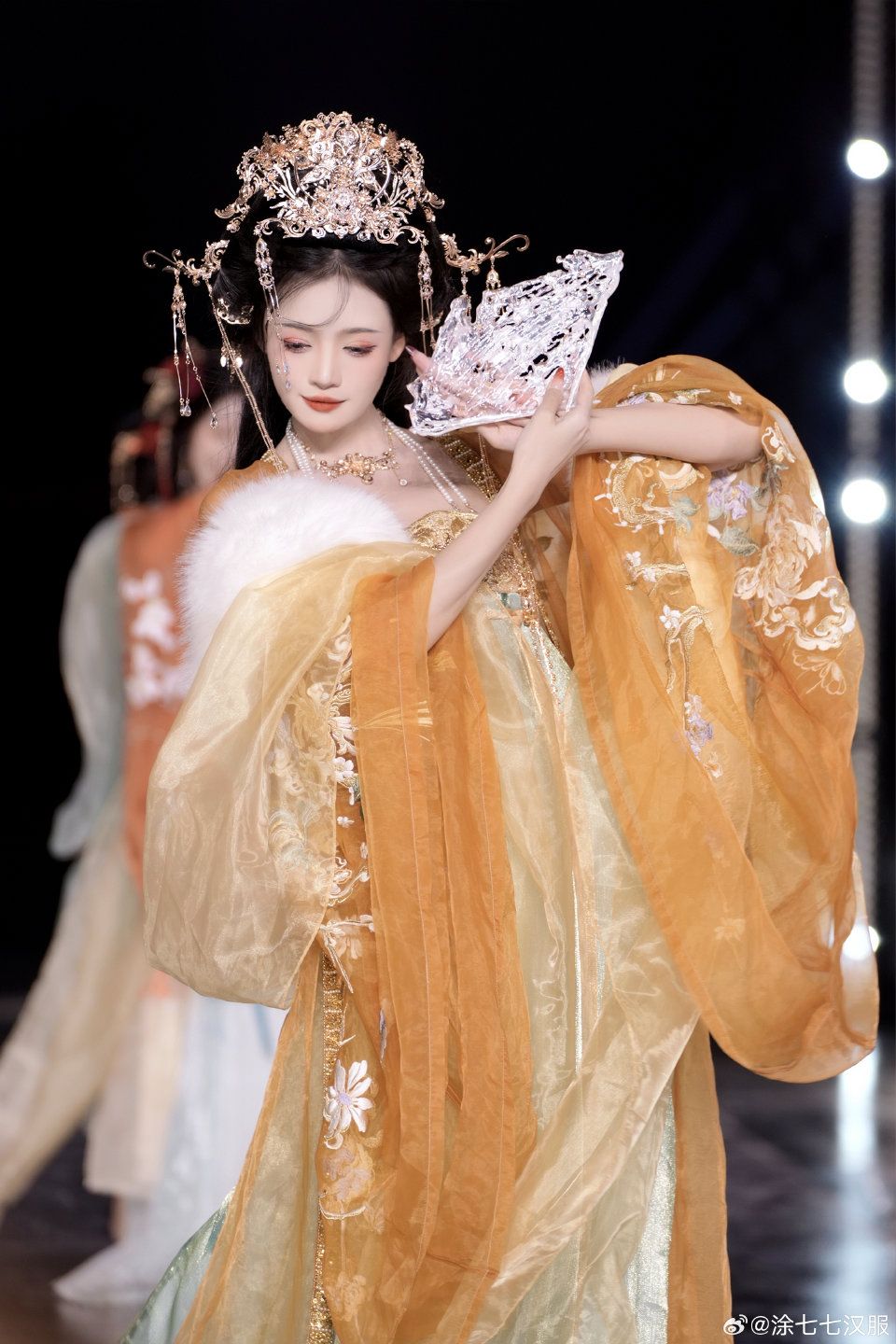 Long-sleeved Satin Cheongsam:A Blend of Traditional Elegance and Modern Charm Long-sleeved Satin Cheongsam:A Blend of Traditional Elegance and Modern Charm
