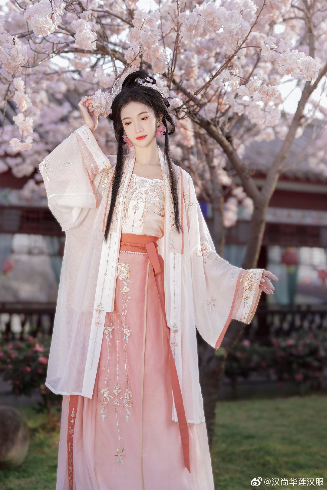 Thirteen Plus Hanfu Shop:The Story of Yang Yuanhui Thirteen Plus Hanfu Shop:The Story of Yang Yuanhui