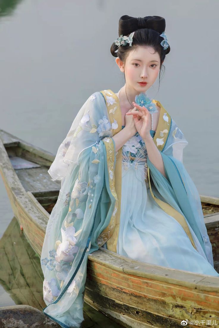 The Elegance of Long,Open-Forked Cheongsam:A Traditional Chinese Outfit