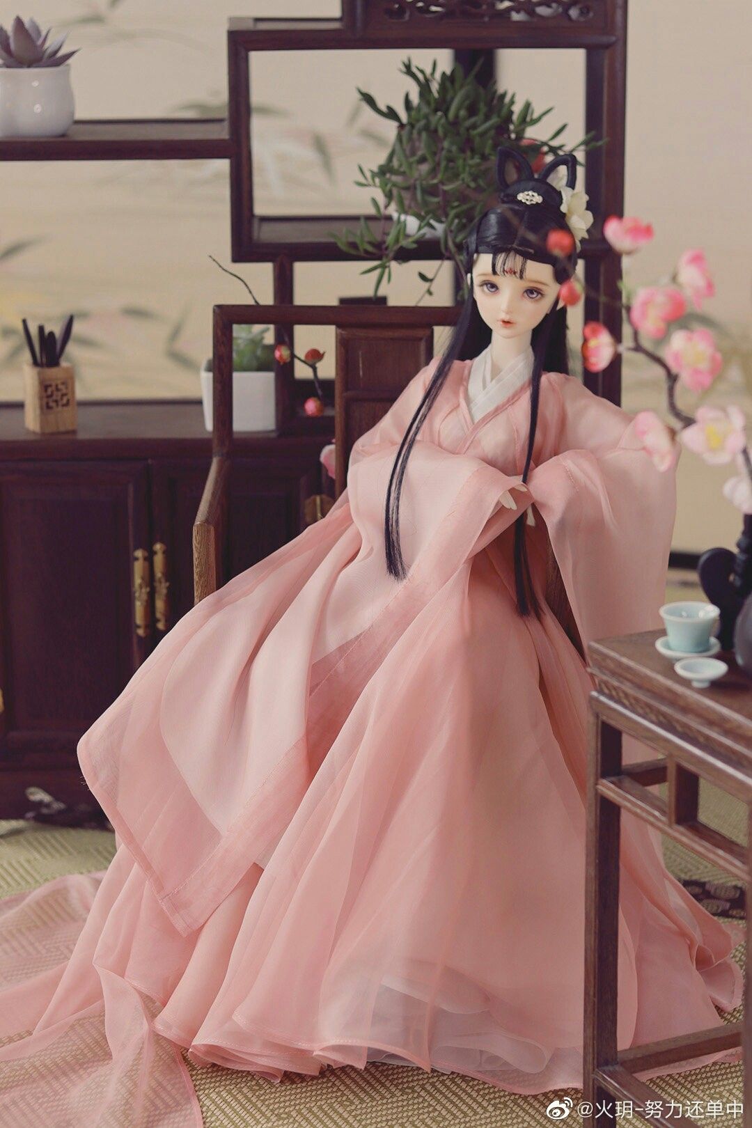 The Enchantment of Traditional Chinese Costumes and Fans:The Perfect Pairing of Hanfu and Fans The Enchantment of Traditional Chinese Costumes and Fans:The Perfect Pairing of Hanfu and Fans
