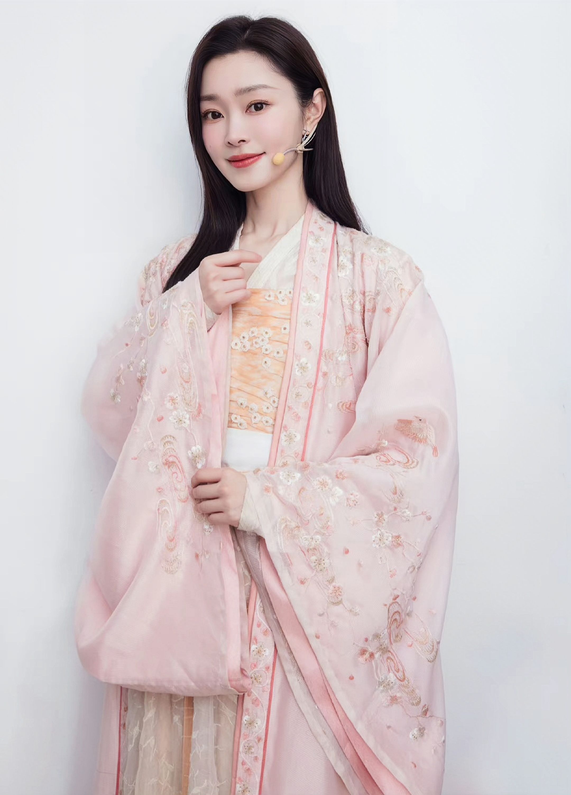 Elegant Earring Accessories for Traditional Chinese Cheongsam:A New Fashion Trend Elegant Earring Accessories for Traditional Chinese Cheongsam:A New Fashion Trend