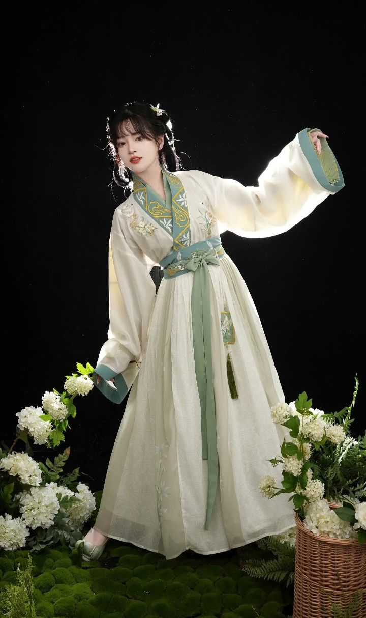 Children in Traditional Hanfu for the Chinese New Year:A Cultural Celebration Children in Traditional Hanfu for the Chinese New Year:A Cultural Celebration