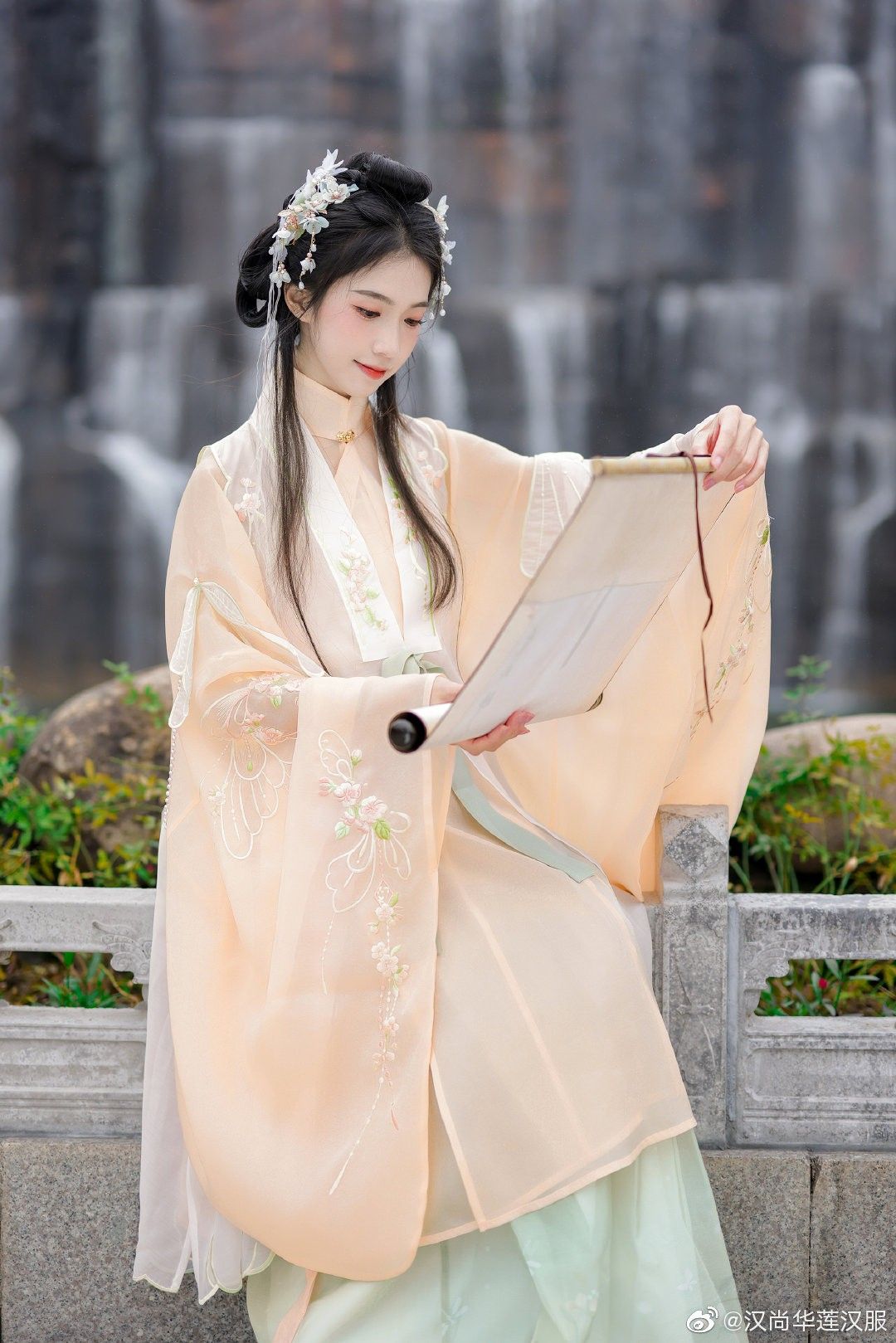 Winter Fashion:Qibo Hanfu as a Cultural Icon in Cold Weather Winter Fashion:Qibo Hanfu as a Cultural Icon in Cold Weather