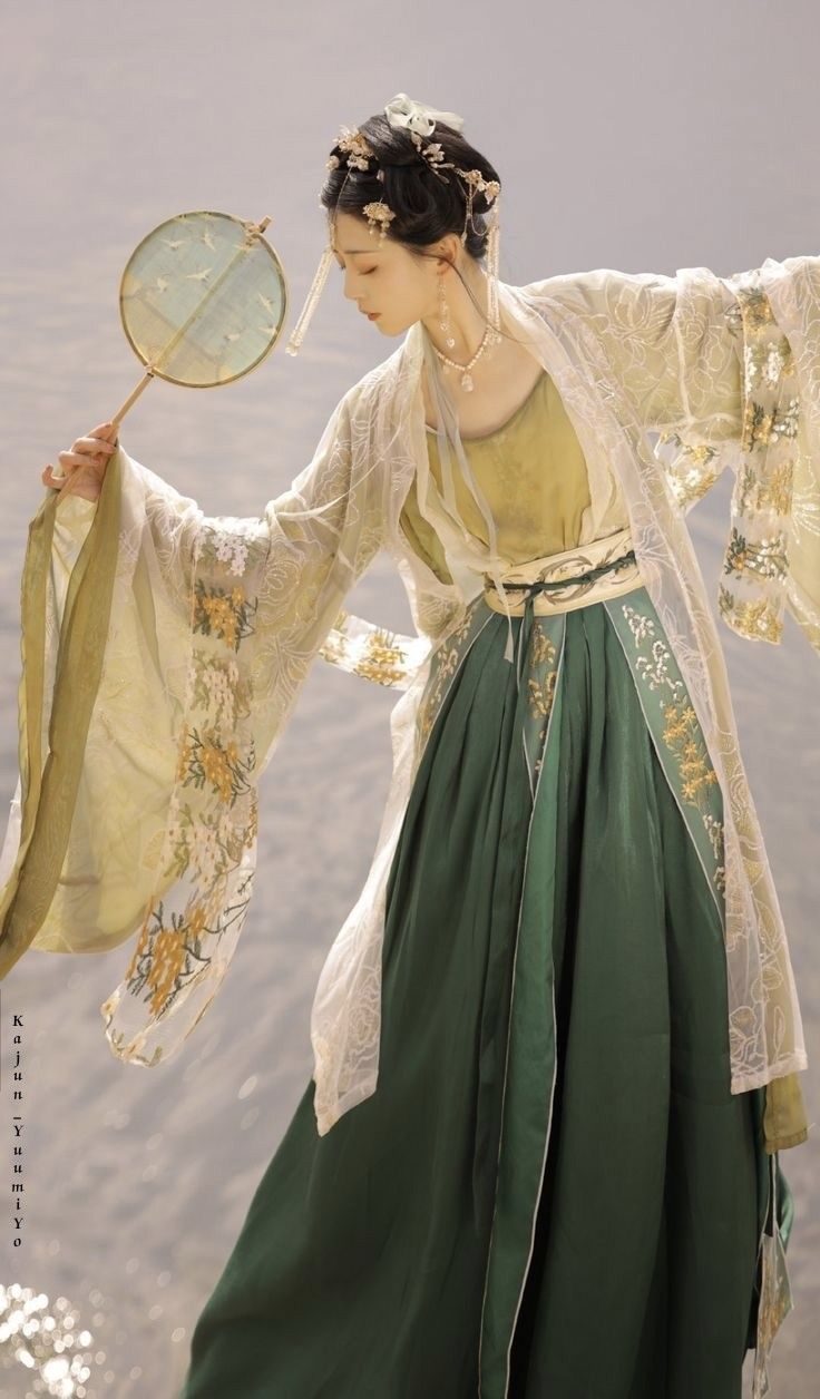 Reconstructing the Ancient Beauty of the Hanfu Womens War-Era Straight-Skirted Robe Reconstructing the Ancient Beauty of the Hanfu Womens War-Era Straight-Skirted Robe