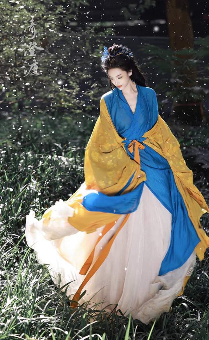 The Splendor of Hanfu:Embracing the Forehead Prints of Traditional Chinese Beauty The Splendor of Hanfu:Embracing the Forehead Prints of Traditional Chinese Beauty