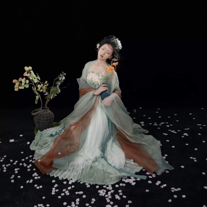 Modern Hanfu Fashion for the Petite:Embracing the Essence of Traditional Elegance Modern Hanfu Fashion for the Petite:Embracing the Essence of Traditional Elegance