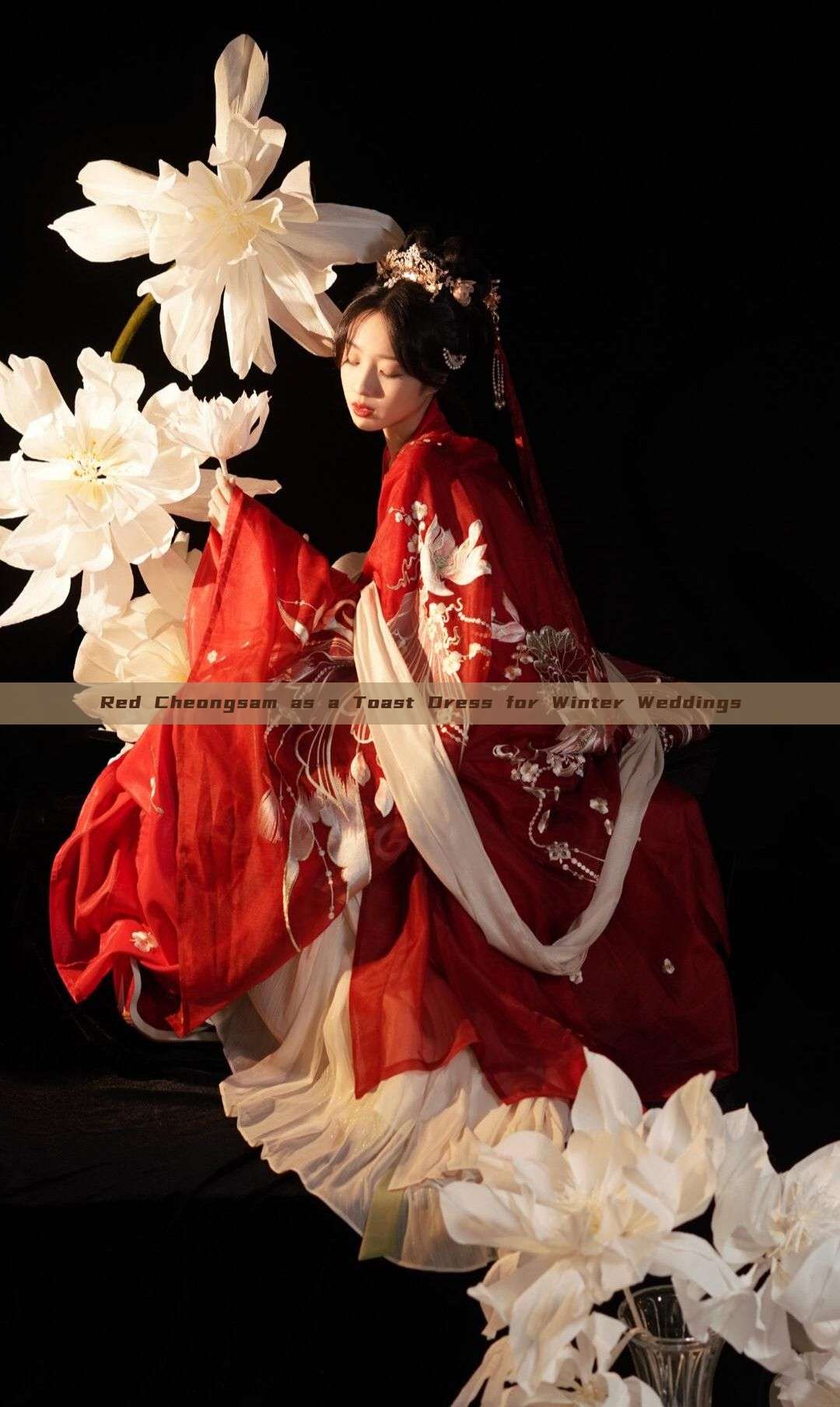 Red Cheongsam as a Toast Dress for Winter Weddings Red Cheongsam as a Toast Dress for Winter Weddings