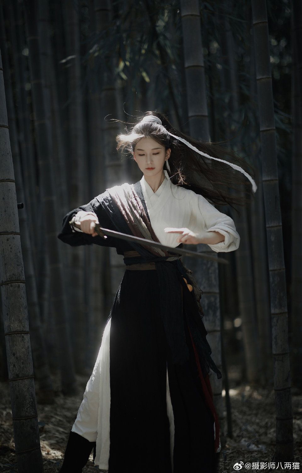 The Glow of Traditional Chinese Splendor:The Revival of Hanfu Fashion under the Evening Lights The Glow of Traditional Chinese Splendor:The Revival of Hanfu Fashion under the Evening Lights